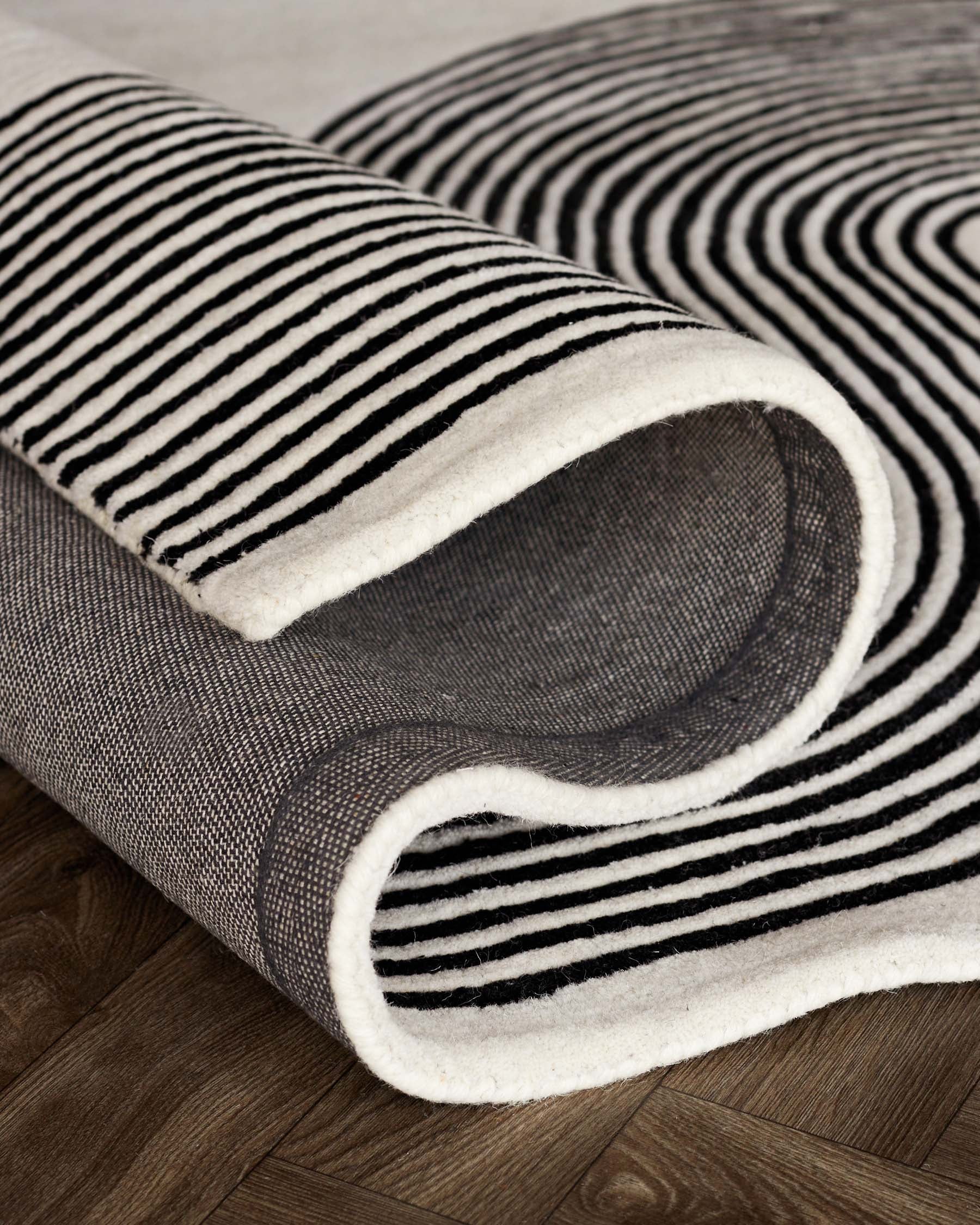 Abstract Lines black and cream wool large rug - Image 4