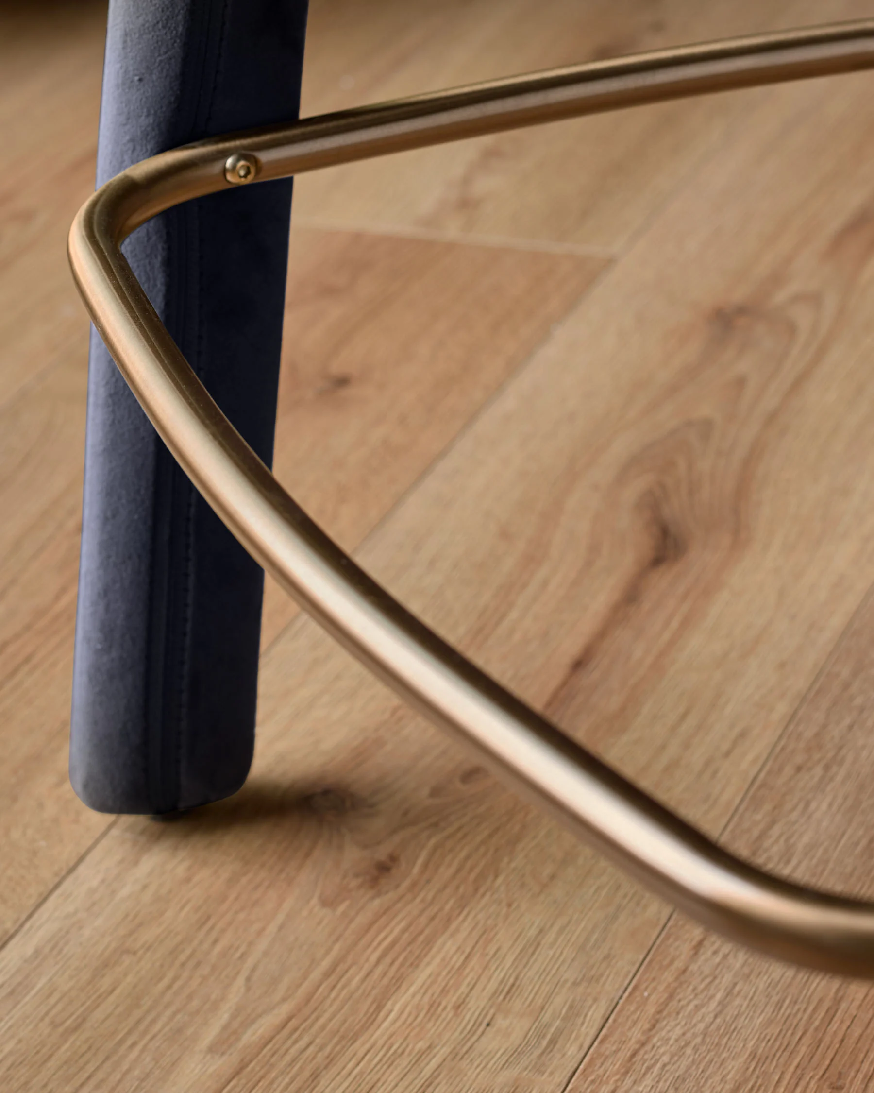 Anya dark navy velvet brushed bronze bar stool - Image 8