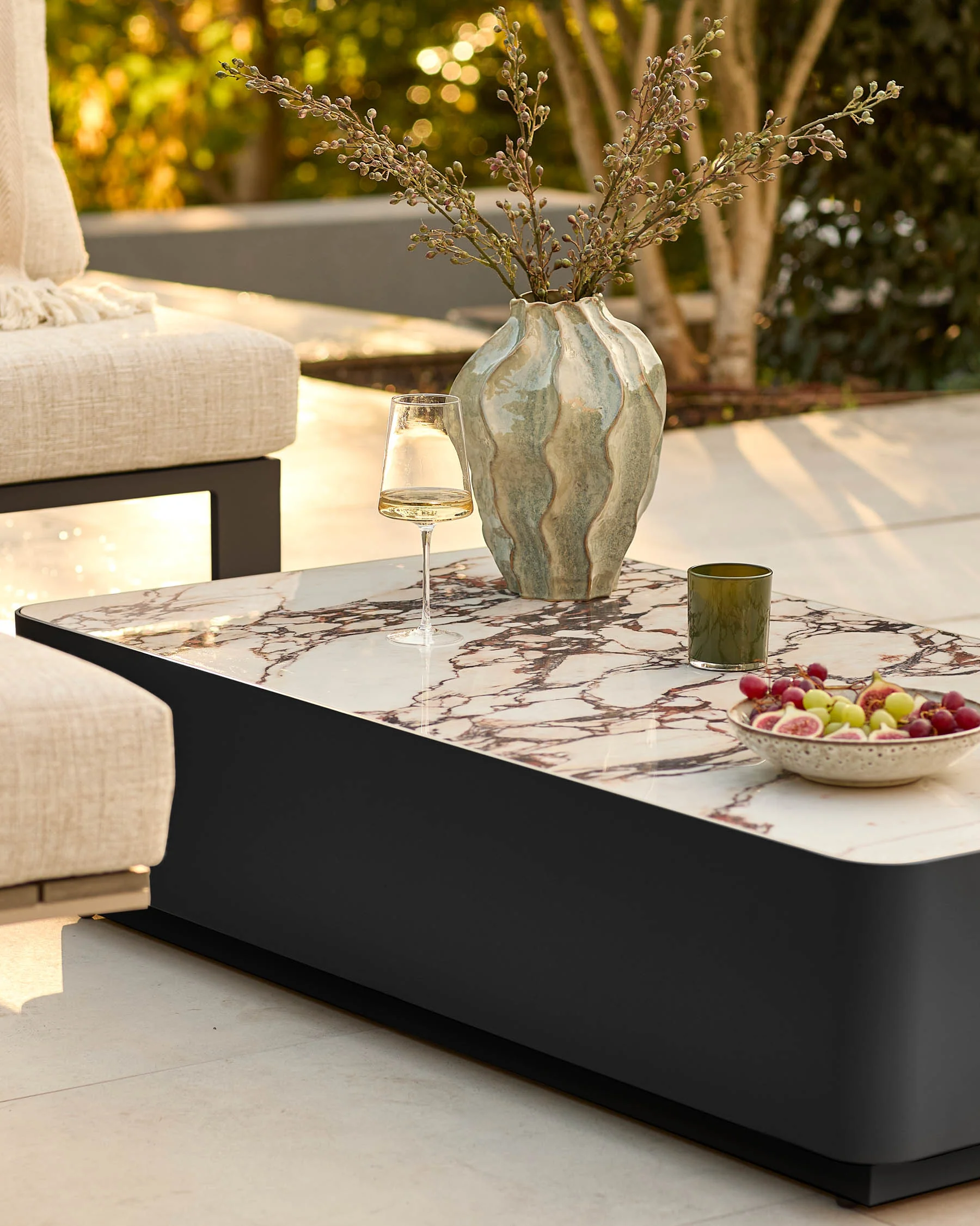 Bianco black with white calacatta garden coffee table - Image 5