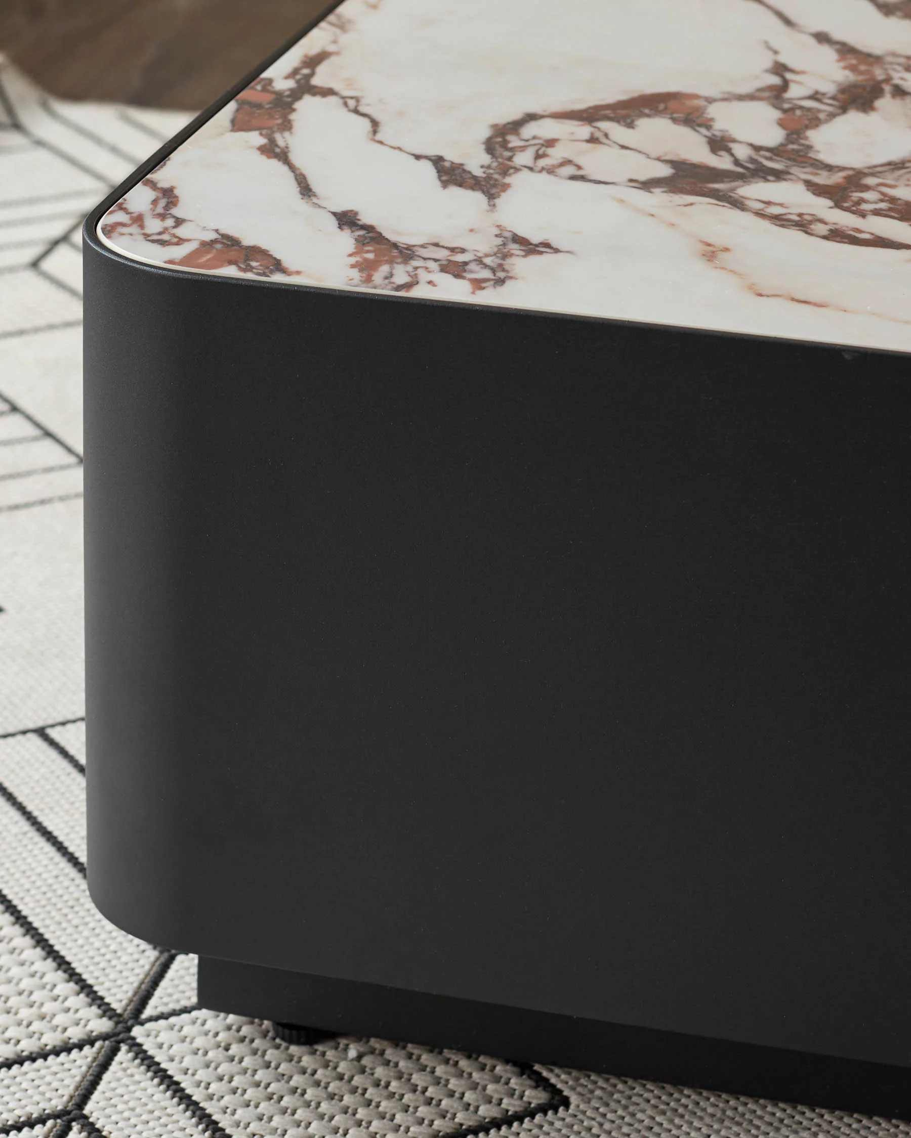 Bianco black with white calacatta garden coffee table - Image 6