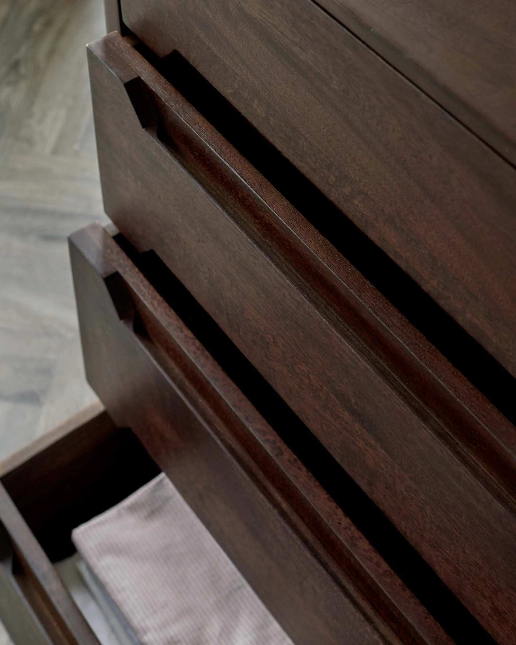 Bryce dark mango wood chest of drawers - Image 4