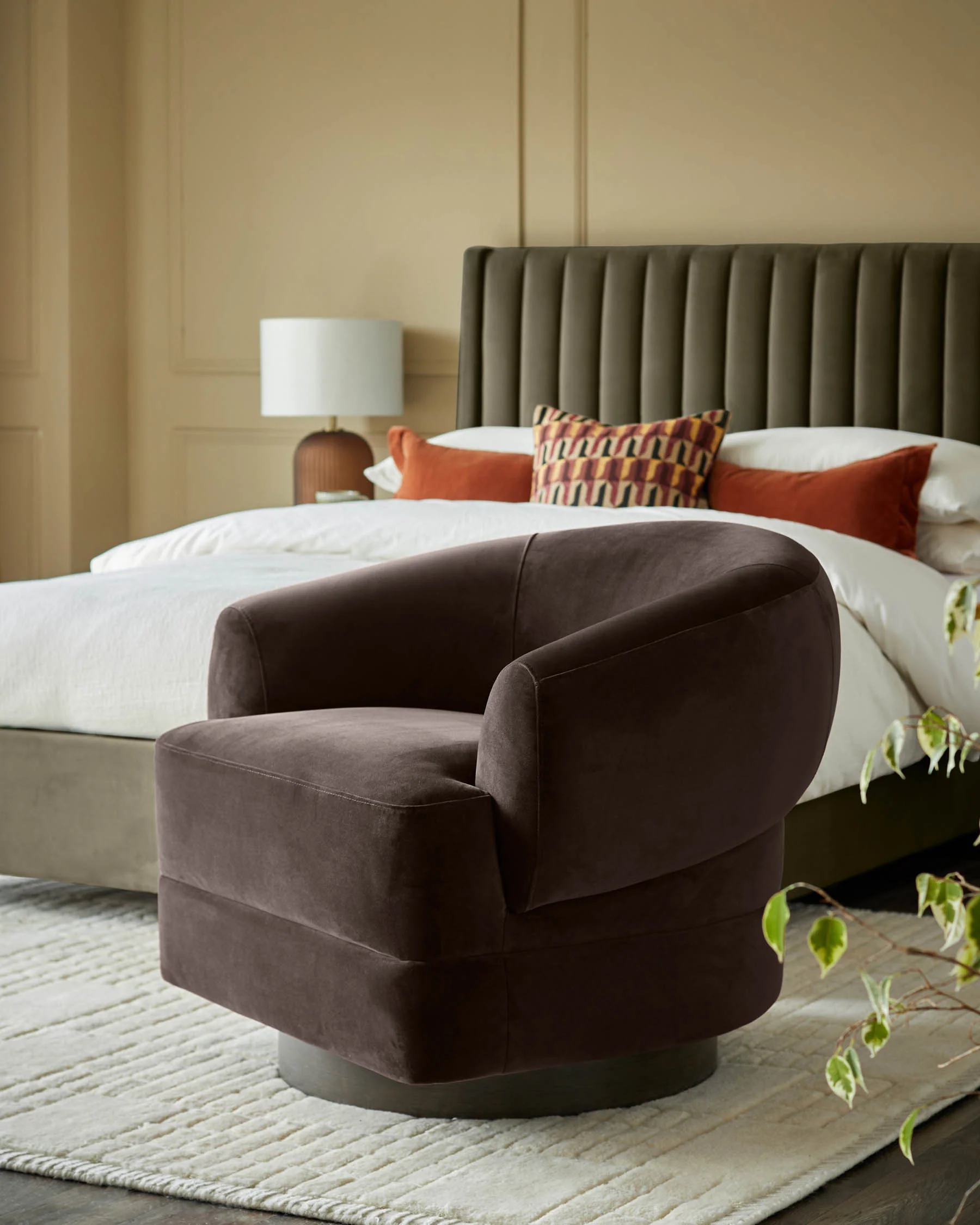 Callan dark chocolate velvet swivel accent chair - Image 4