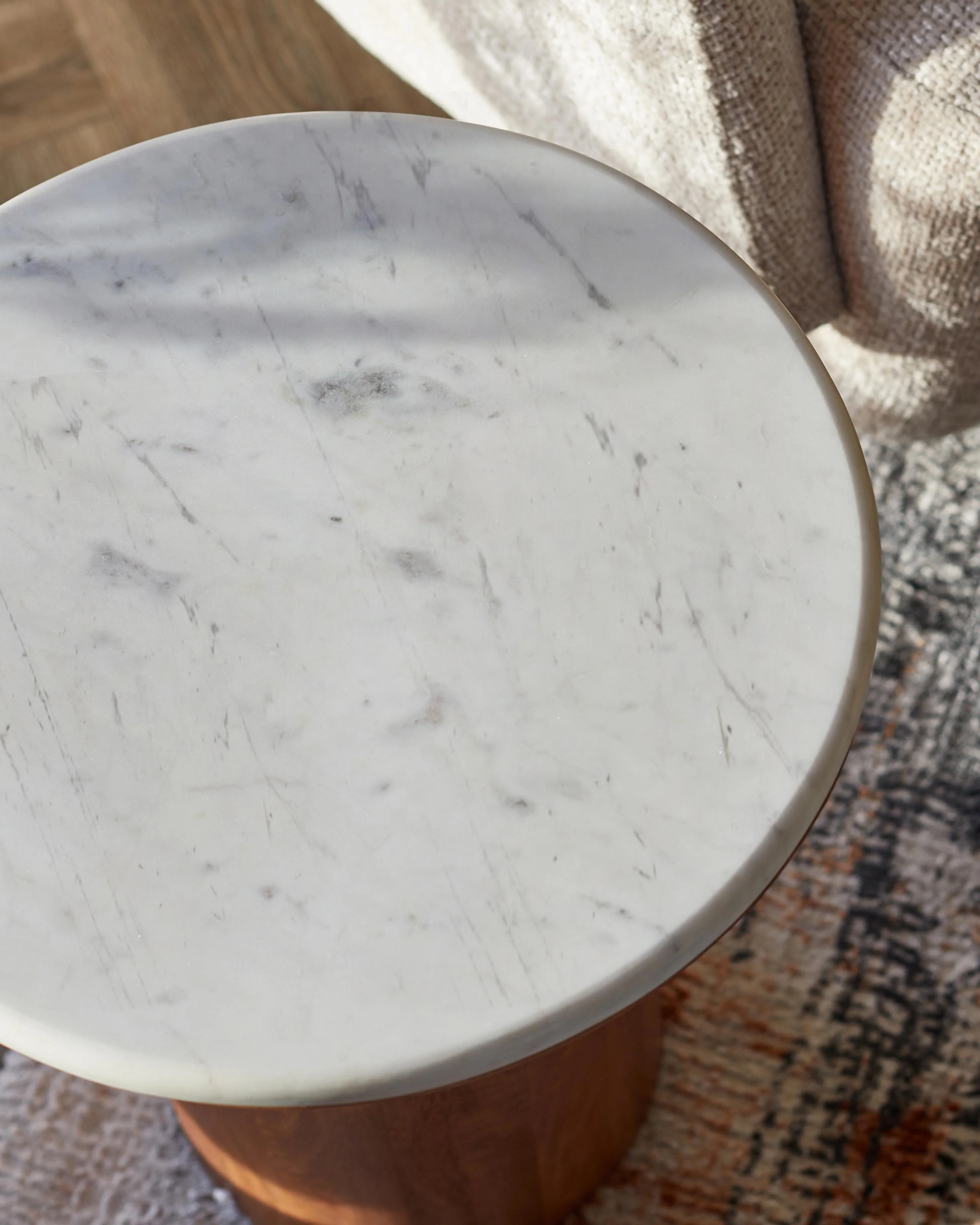 Cara light mango wood with marble top side table - Image 3