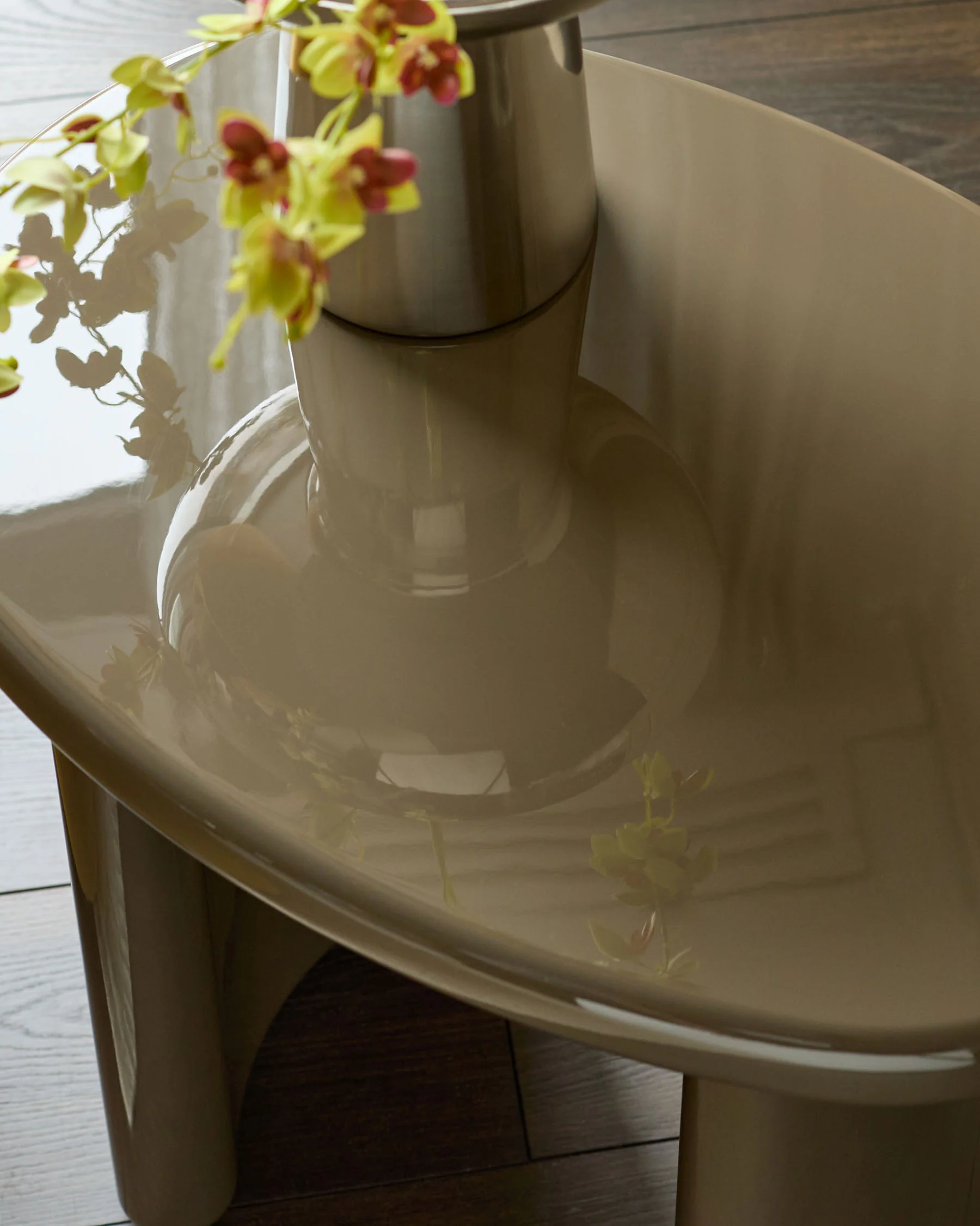 Carmela olive green gloss side table - Image 3