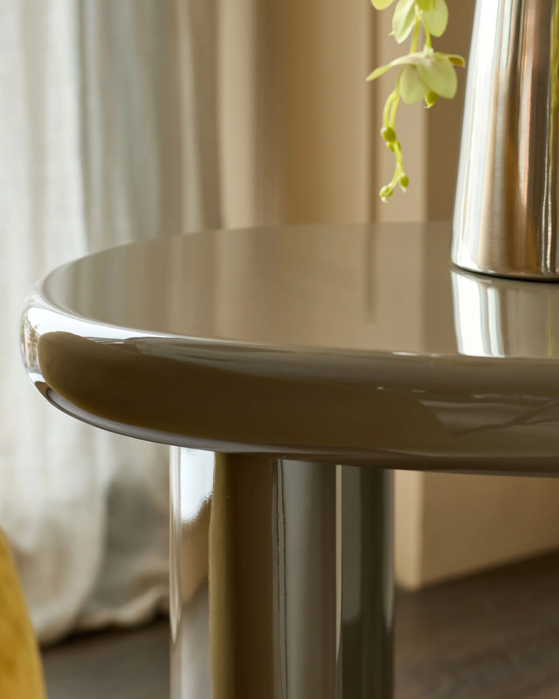 Carmela olive green gloss side table - Image 4
