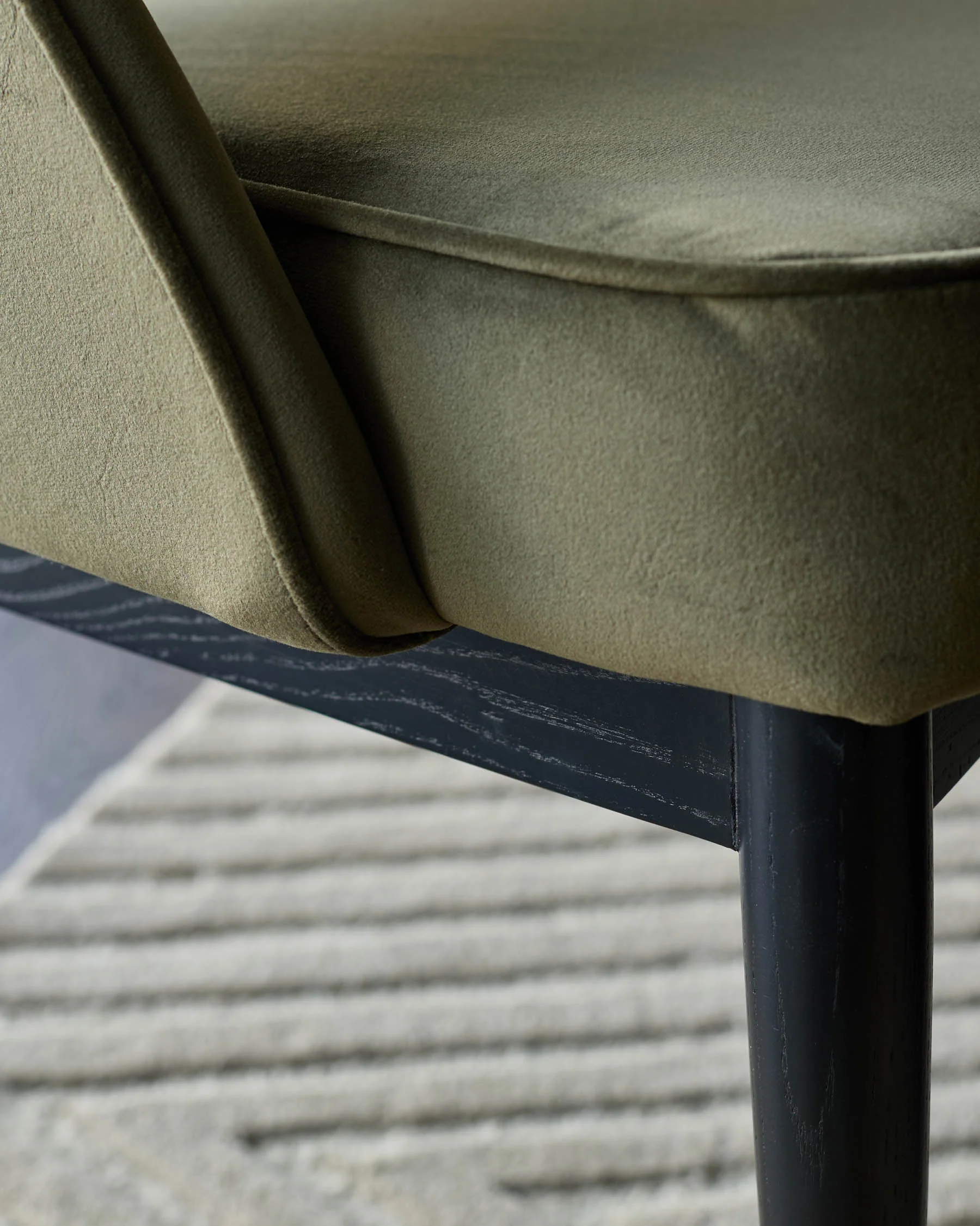 Clover olive green velvet dining bench with backrest - Image 5