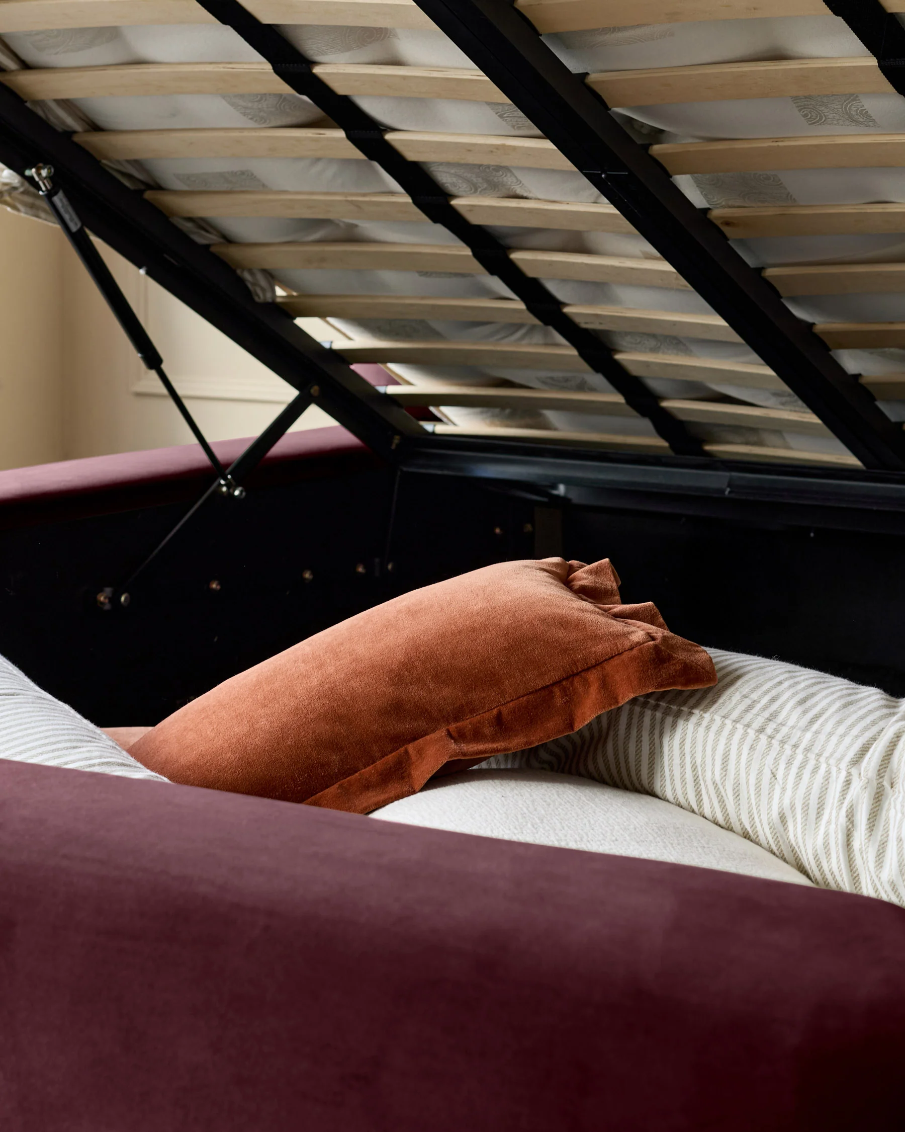 Darla plum velvet king ottoman storage bed - Image 6