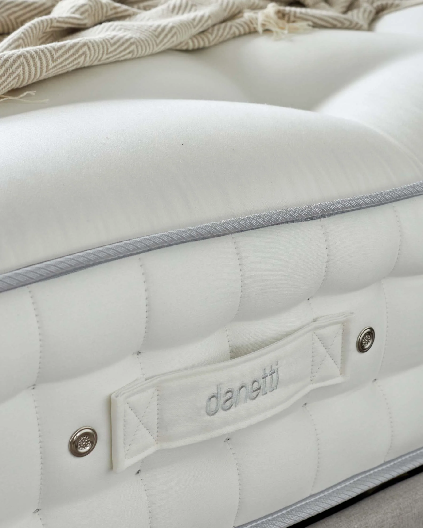 Deluxe Comfort 2,000 Pocket Spring Medium Super King Mattress - Image 5