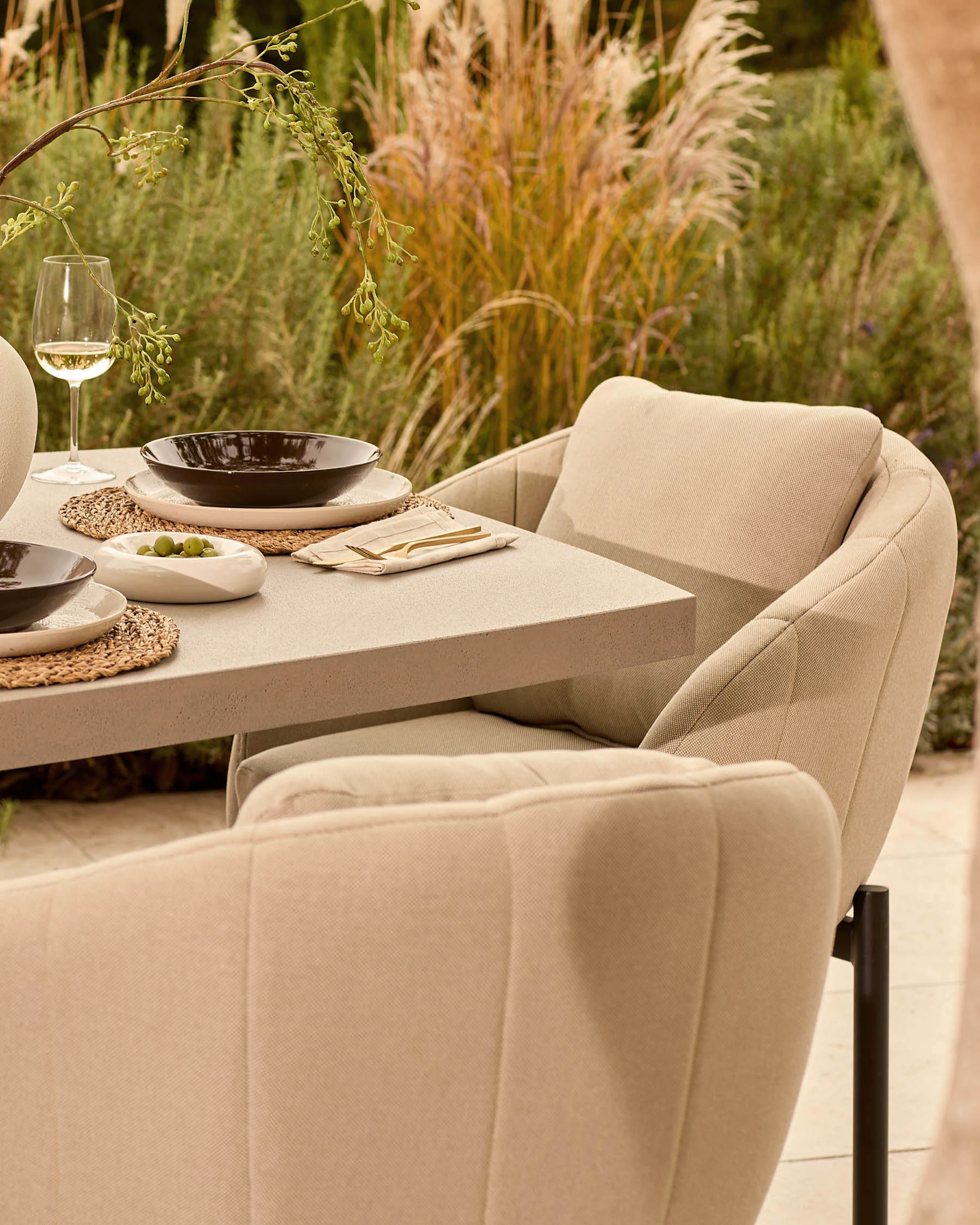 Donato dark grey garden dining table with 6 Camilo natural dining chairs set - Image 9