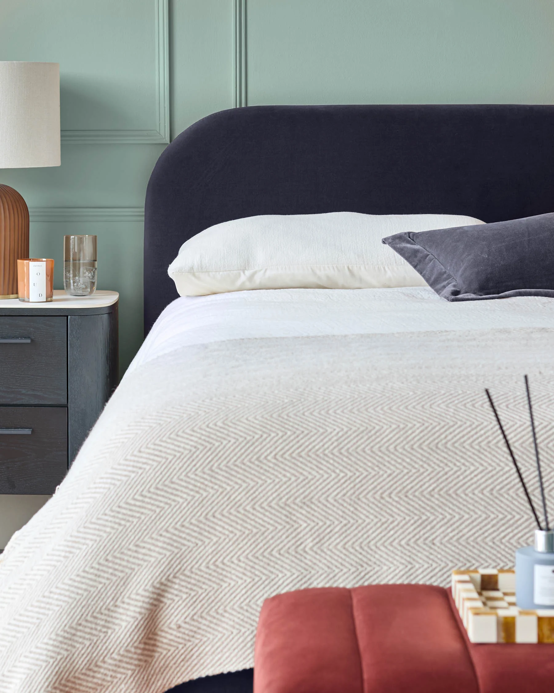Hampton dark navy velvet king size bed - Image 4