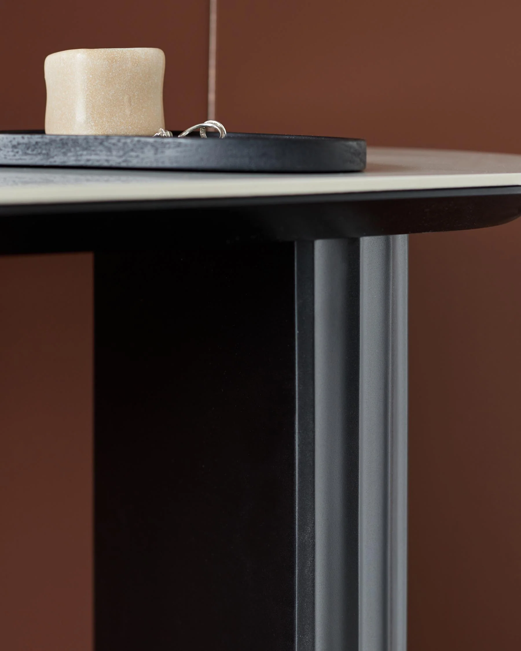 Hanne white ceramic console table - Image 7