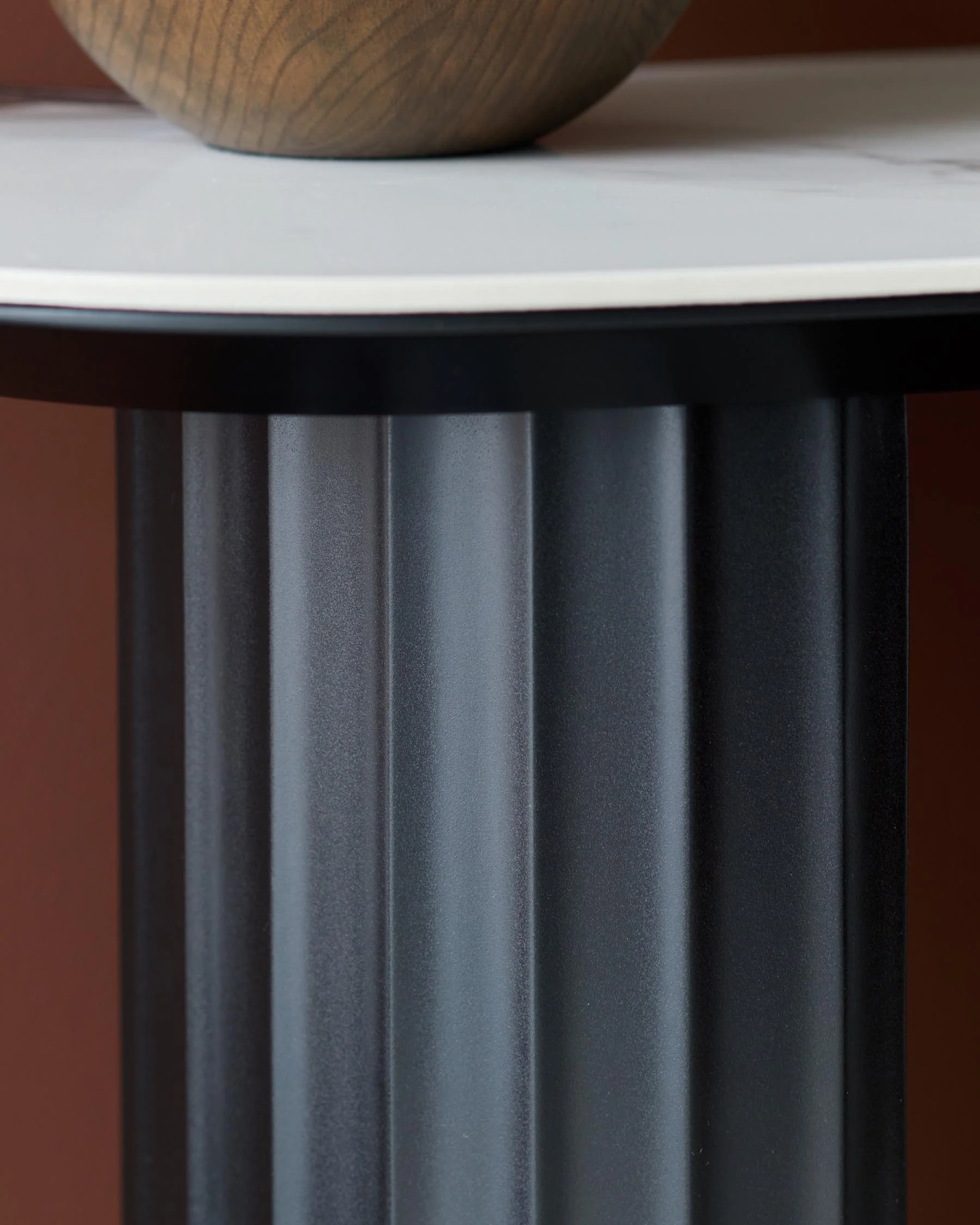 Hanne white ceramic console table - Image 9