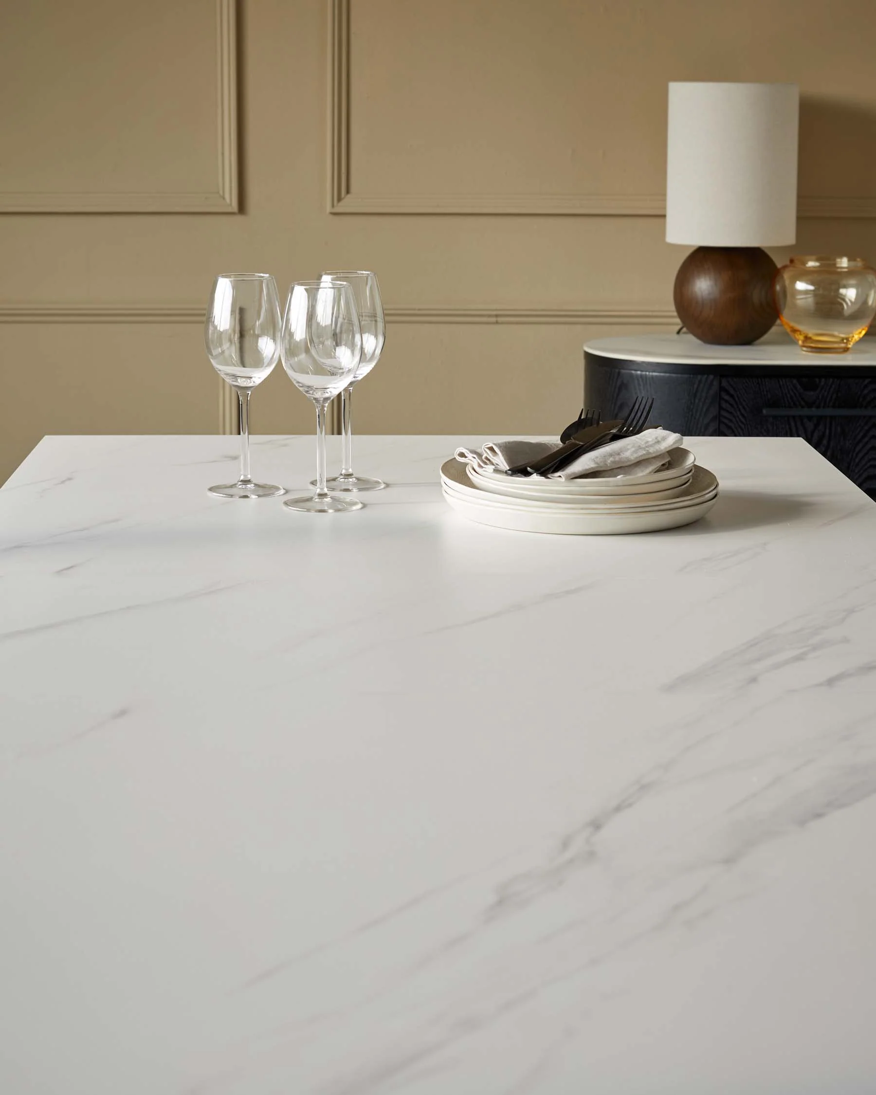 Hayden white ceramic 6 seater dining table - Image 4