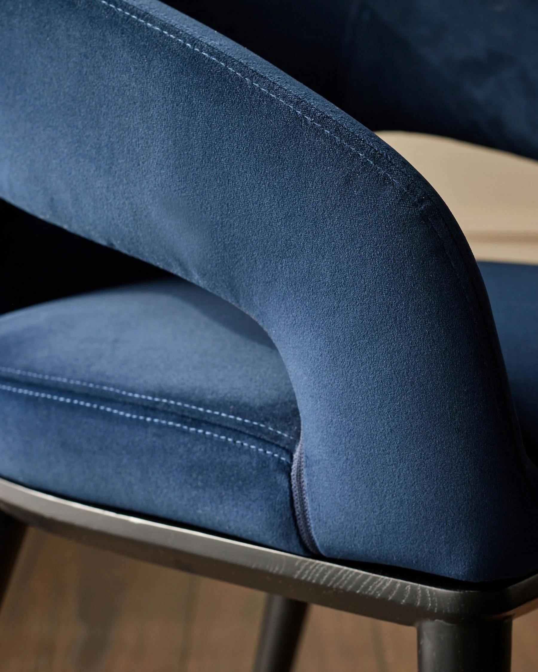 Heath navy recycled velvet dining chair - Image 4