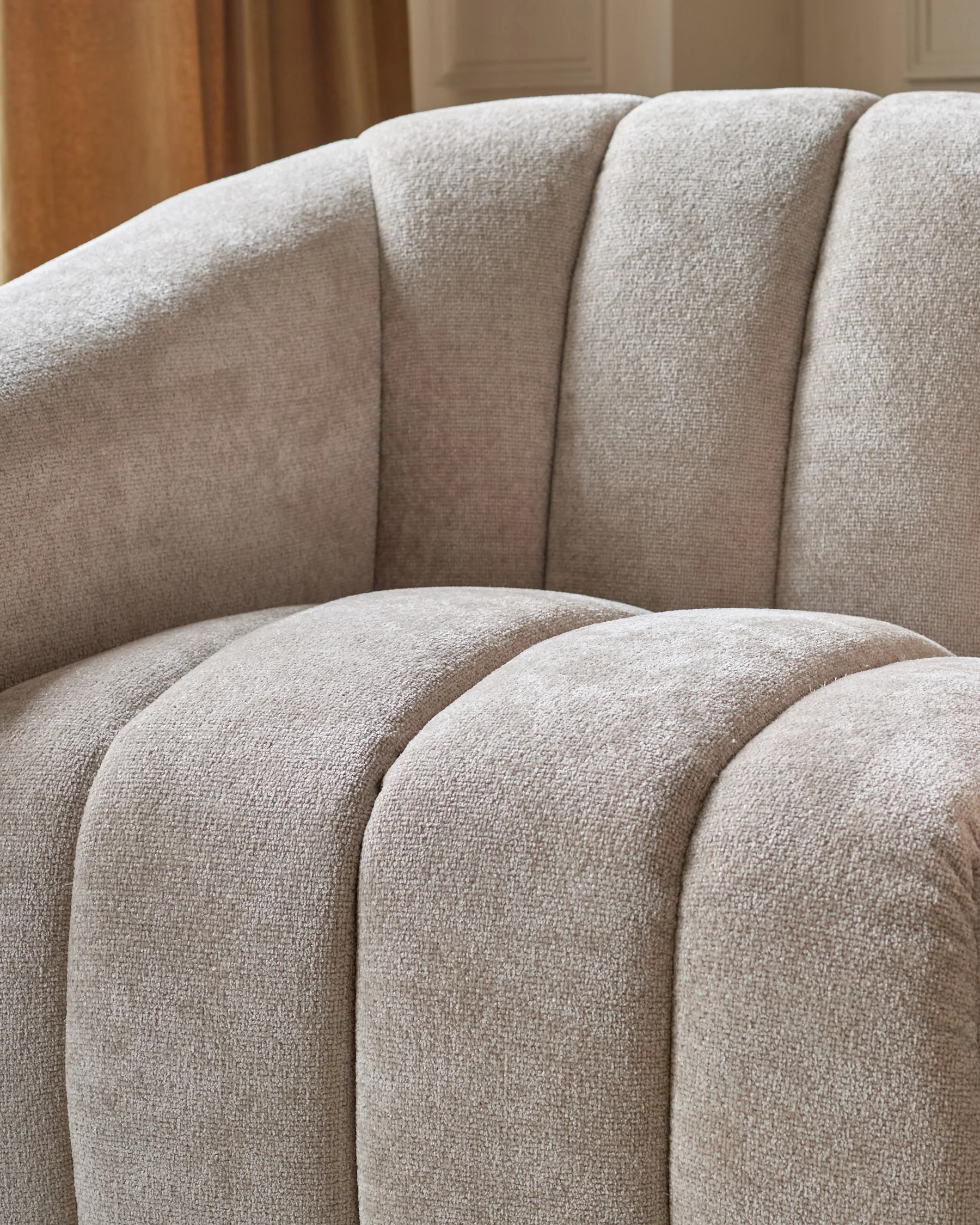 Kendra natural fabric armchair - Image 3