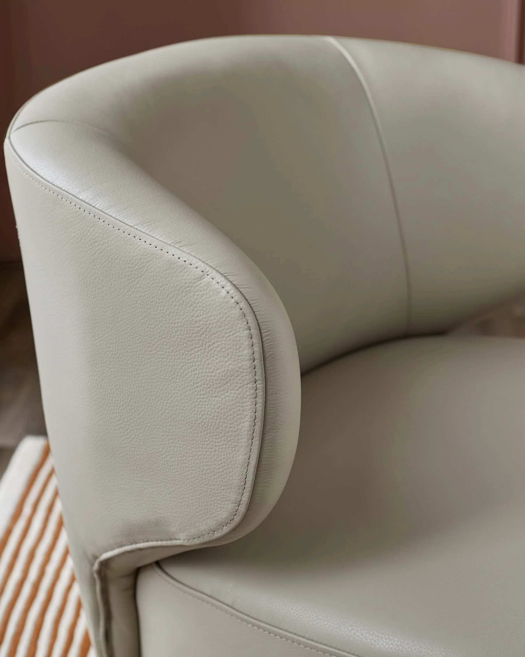 Landon natural grey leather swivel accent chair - Image 3