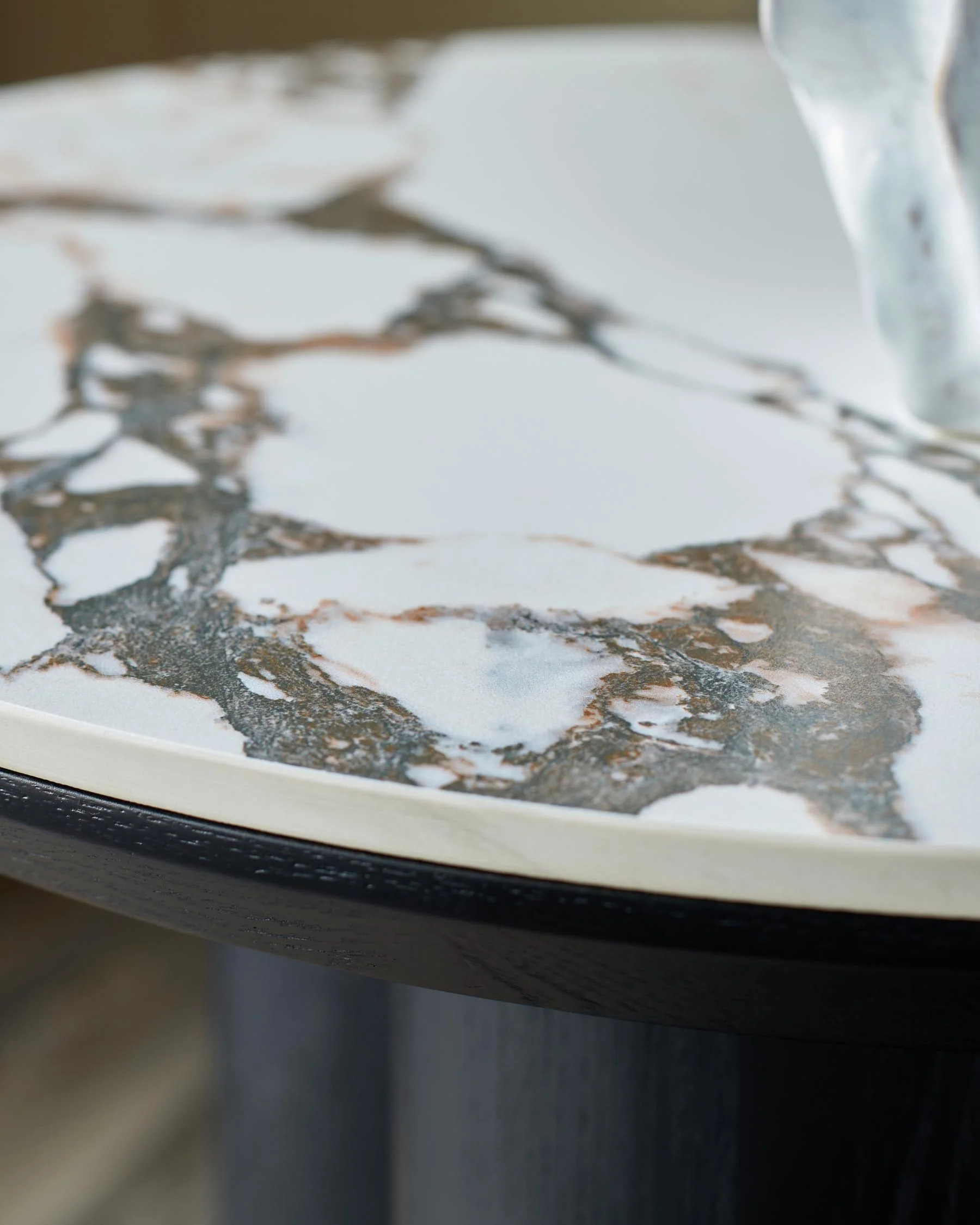 Lena white calacatta ceramic side table - Image 2