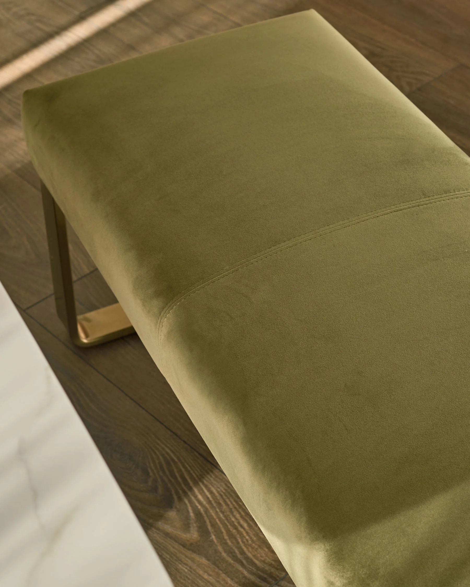 Loop olive green velvet brushed brass 3 seater dining bench without backrest - Image 3