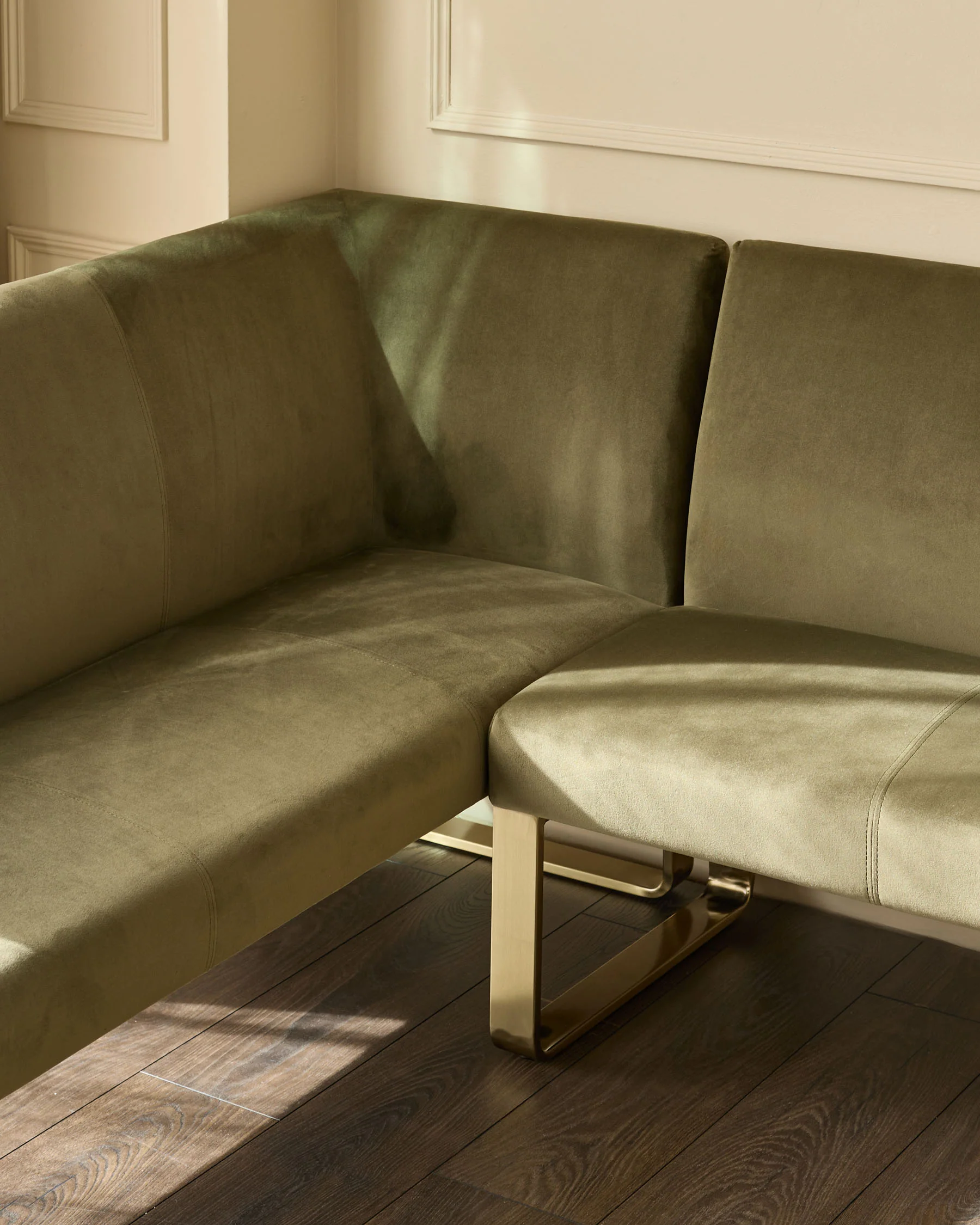 Loop olive green brushed brass left hand corner 5 seater dining bench - Image 4