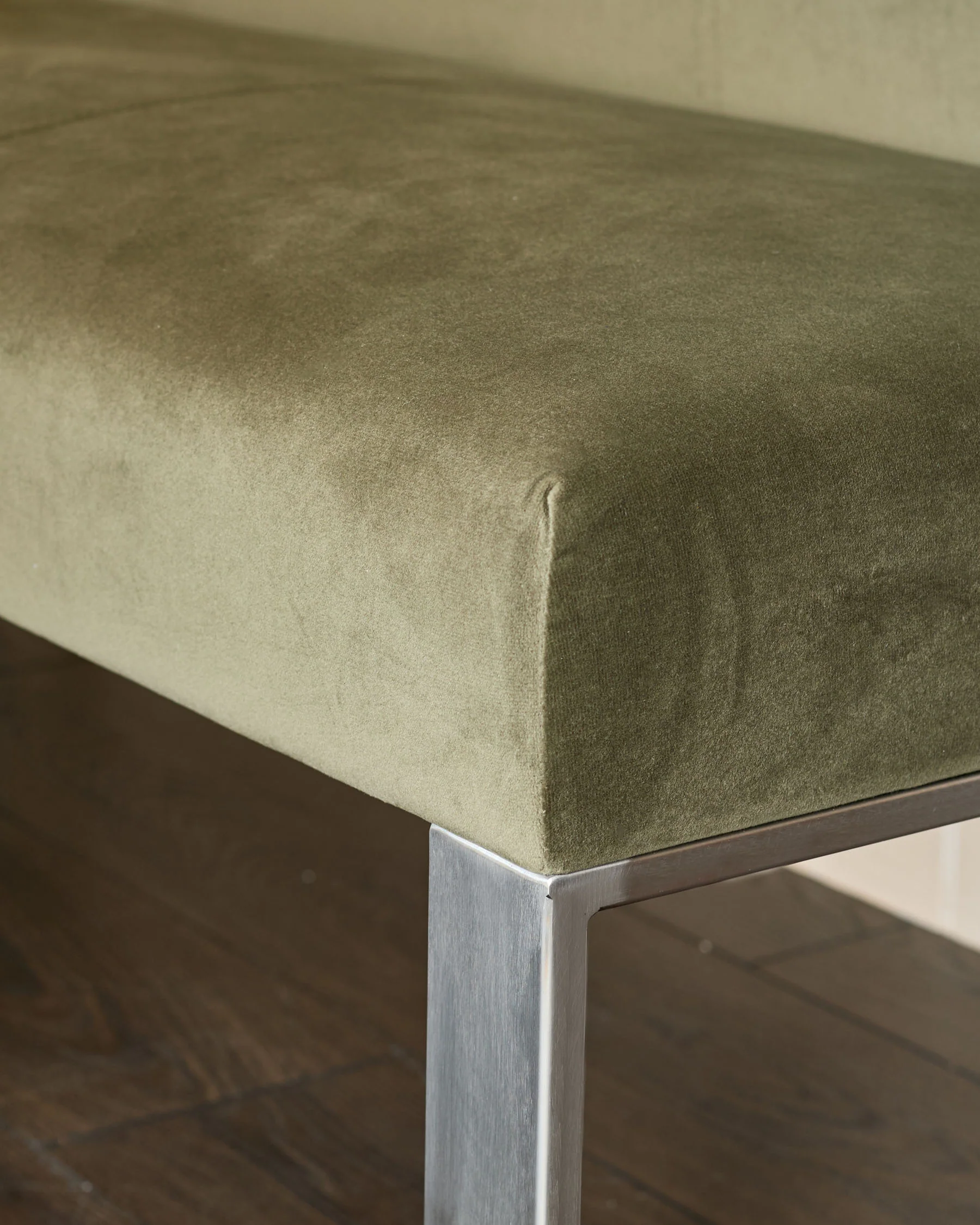 Loop olive green velvet stainless steel left hand corner 5 seater dining bench - Image 5