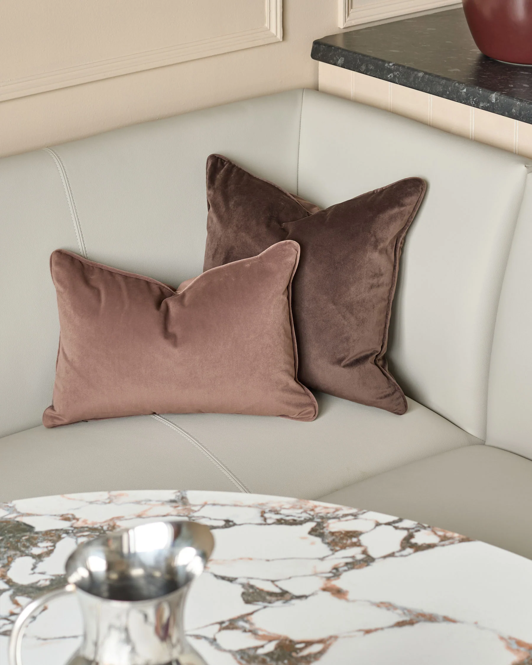 Loop light grey faux leather left hand corner 5 seater brushed brass leg dining bench - Image 4