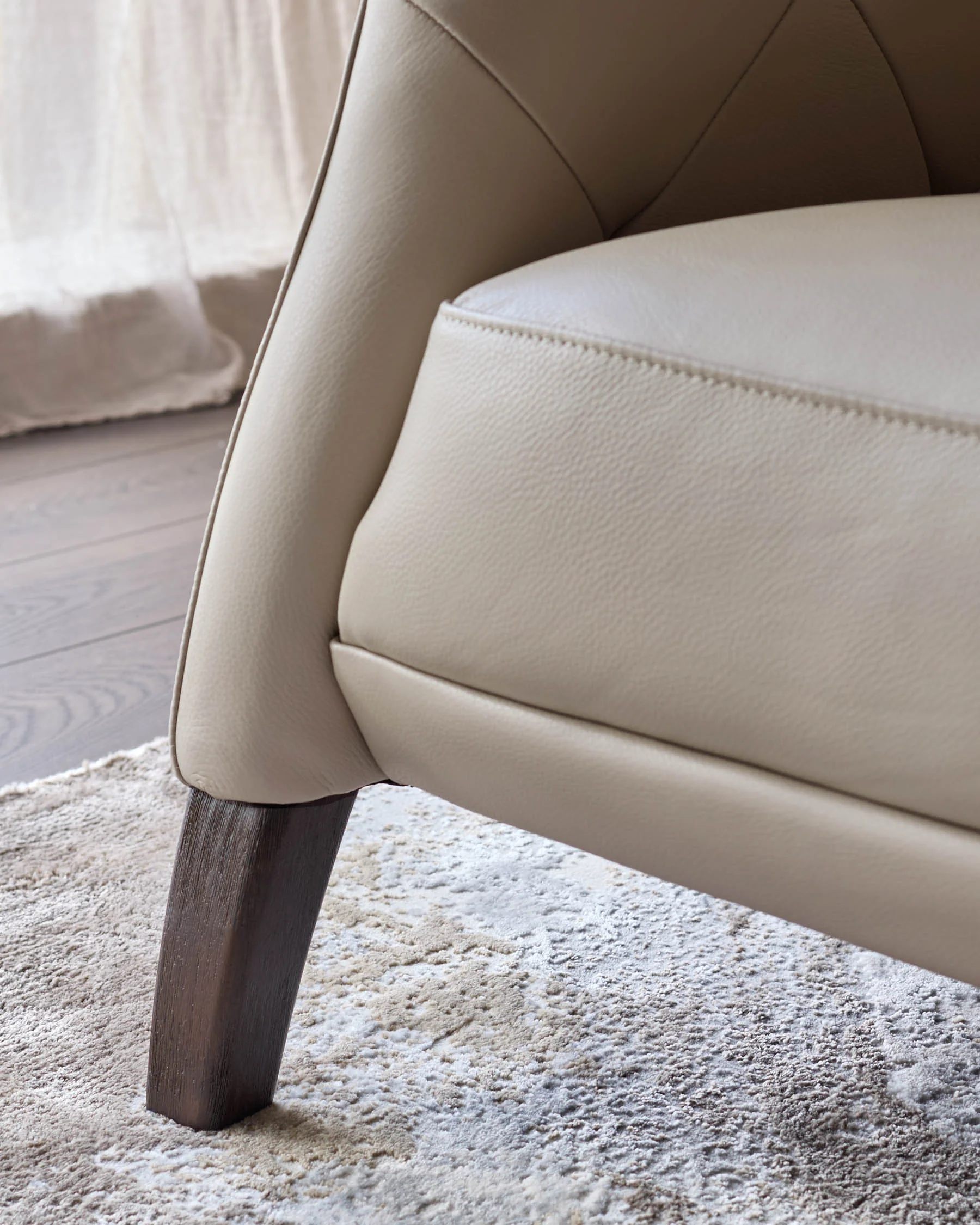 Luxe natural leather armchair - Image 4