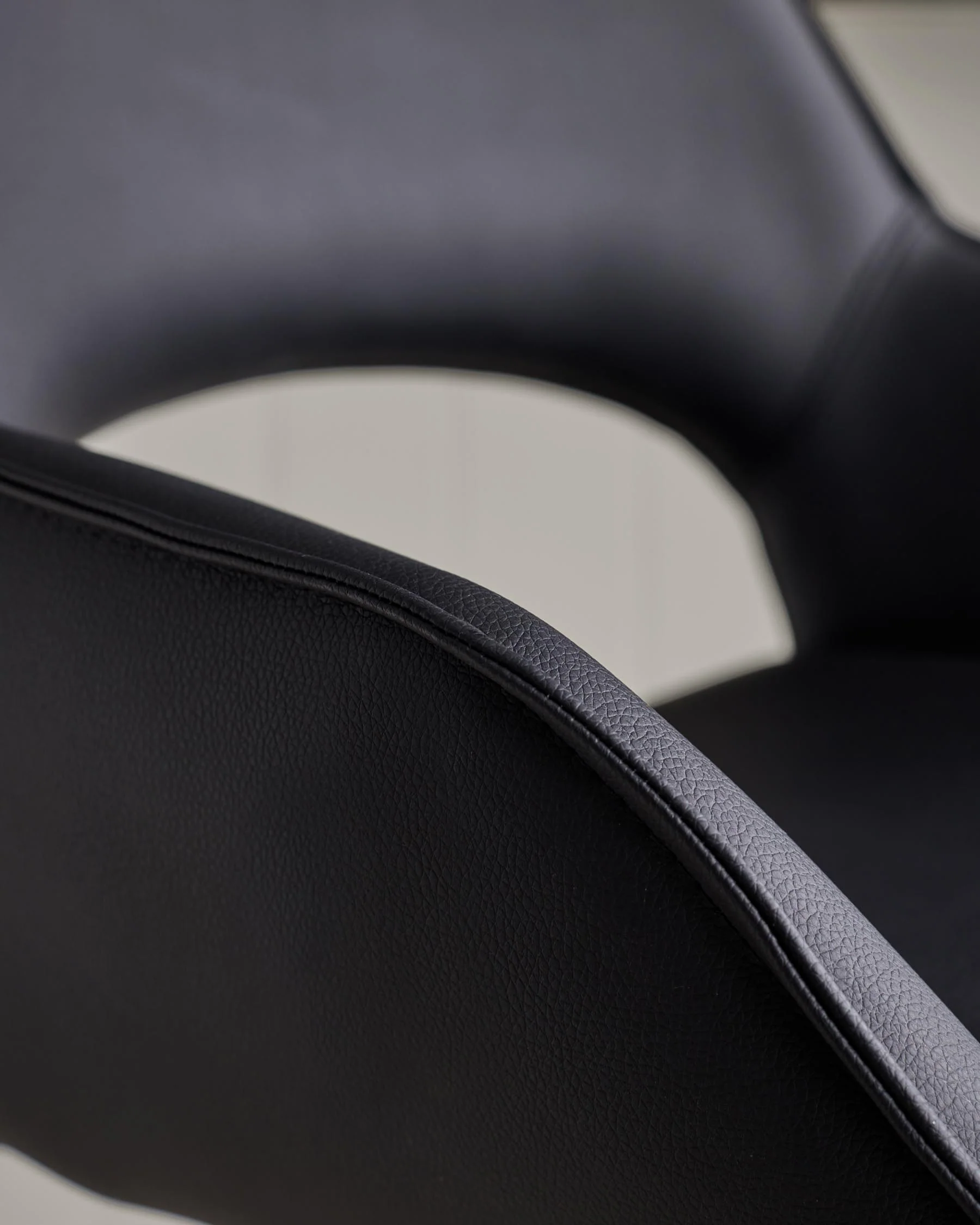 Marlow black faux leather swivel bar stool - Image 4