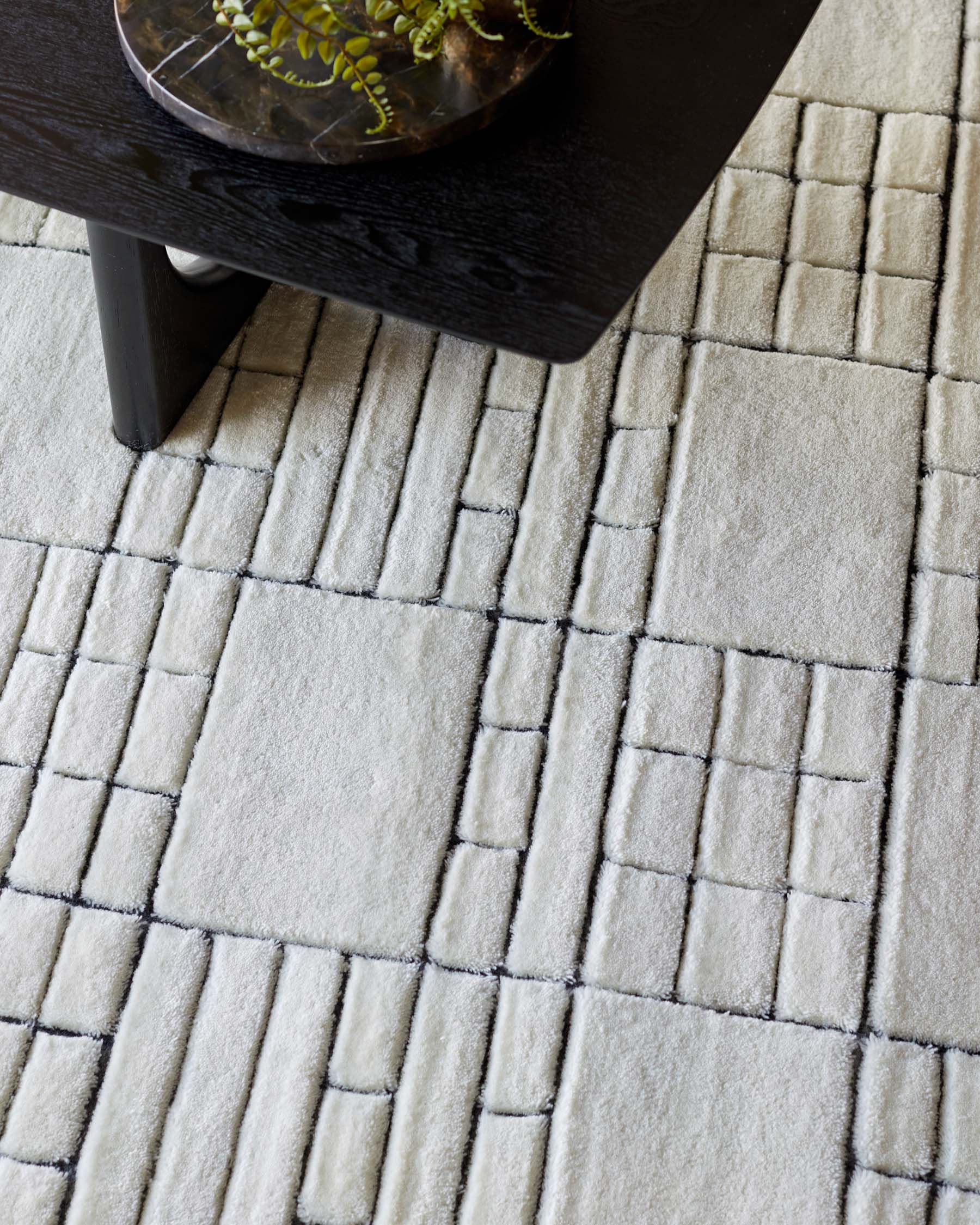 Mosaic cream and black sculpted wool medium rug - Image 3