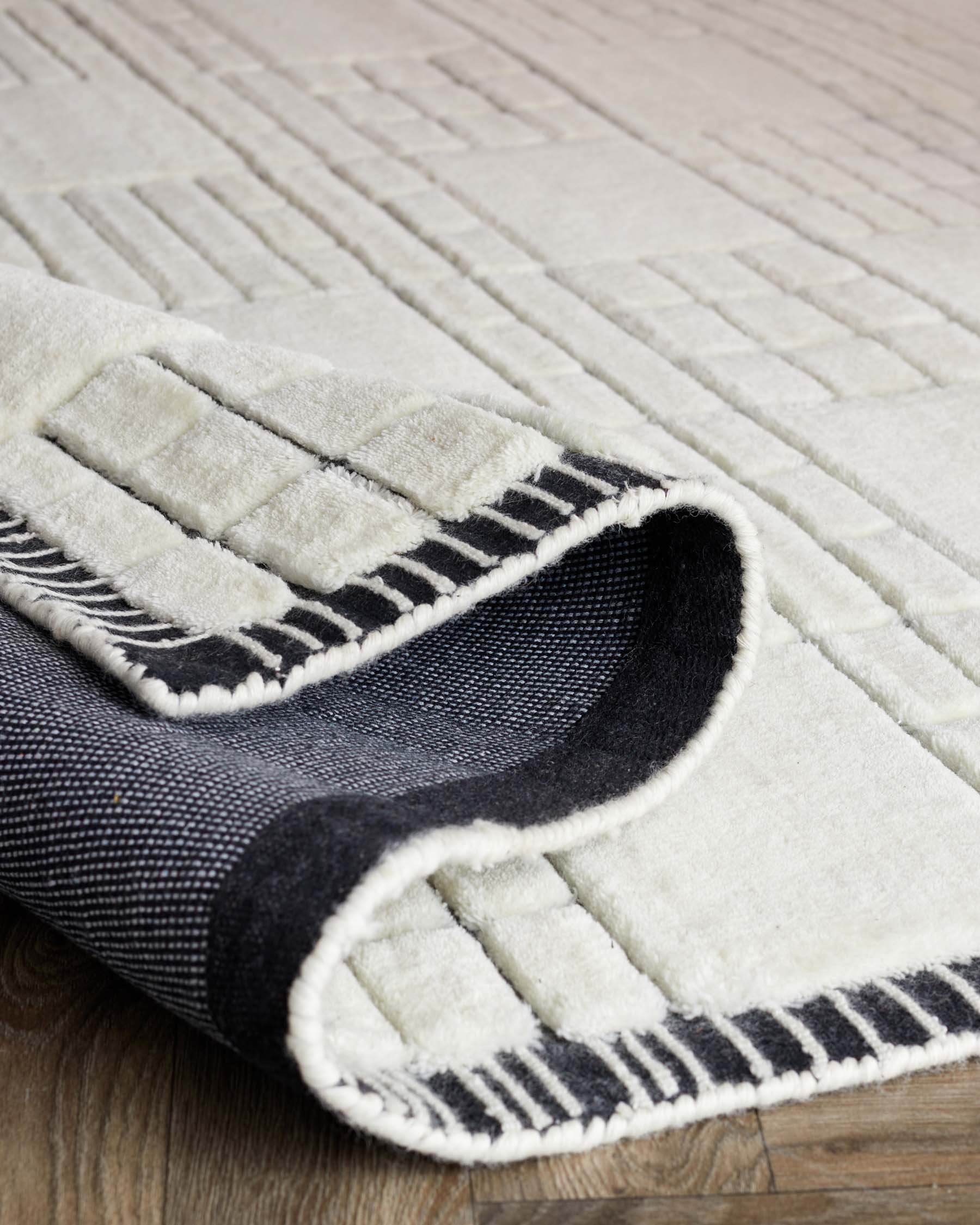 Mosaic cream and black sculpted wool medium rug - Image 4