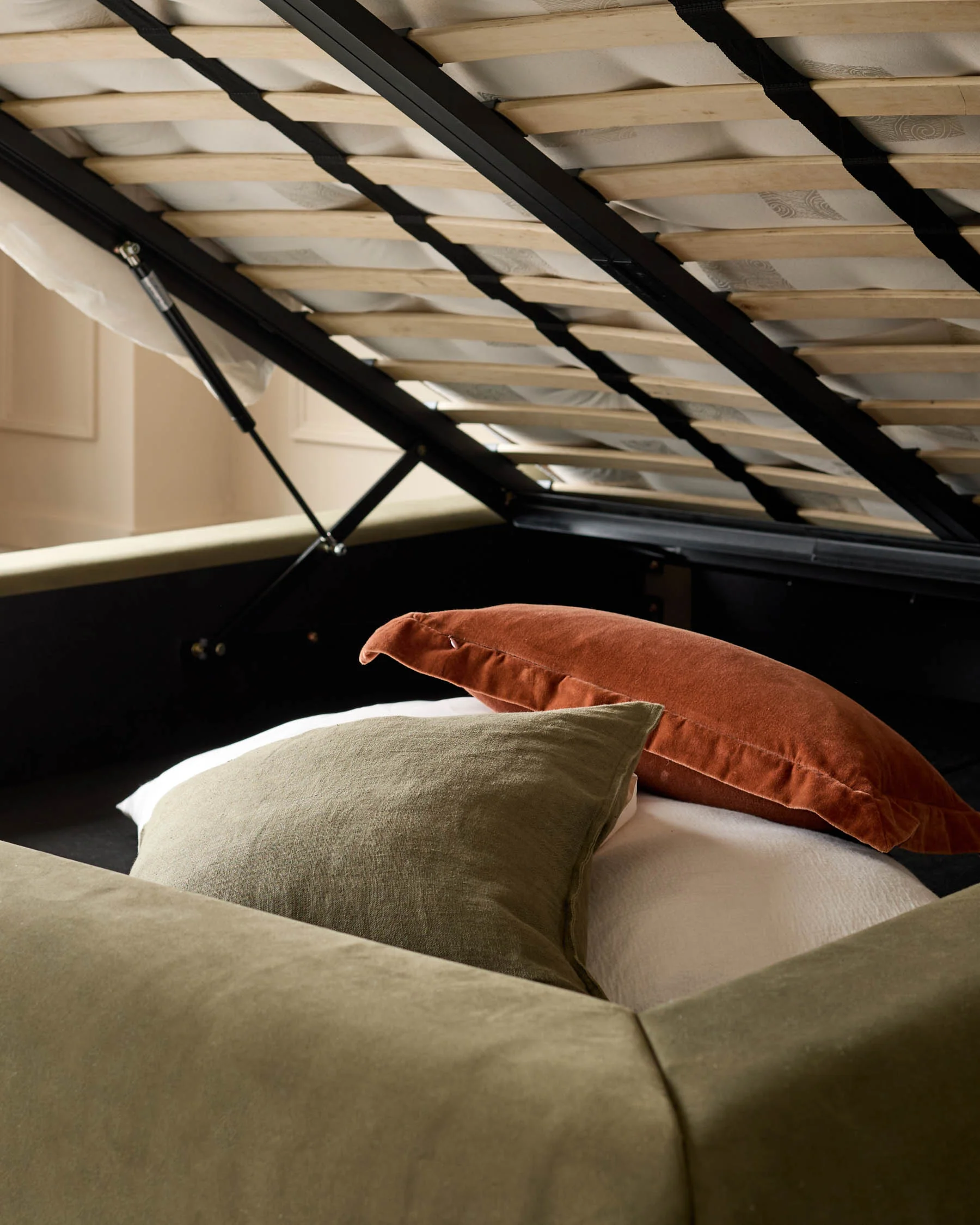 Naomi olive green velvet and natural dual tone fabric king size ottoman storage bed - Image 10