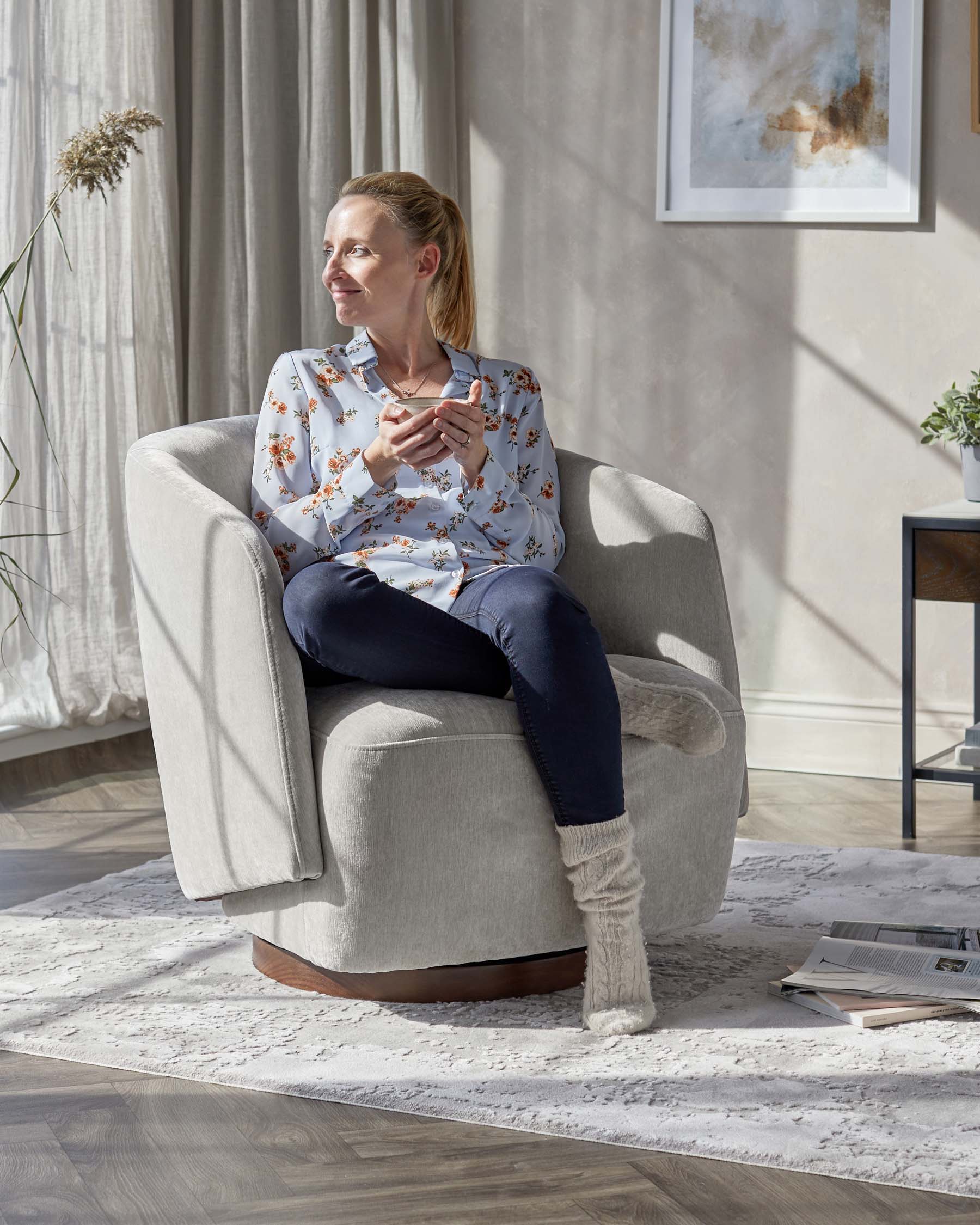 Natalia light grey chenille swivel accent chair - Image 4