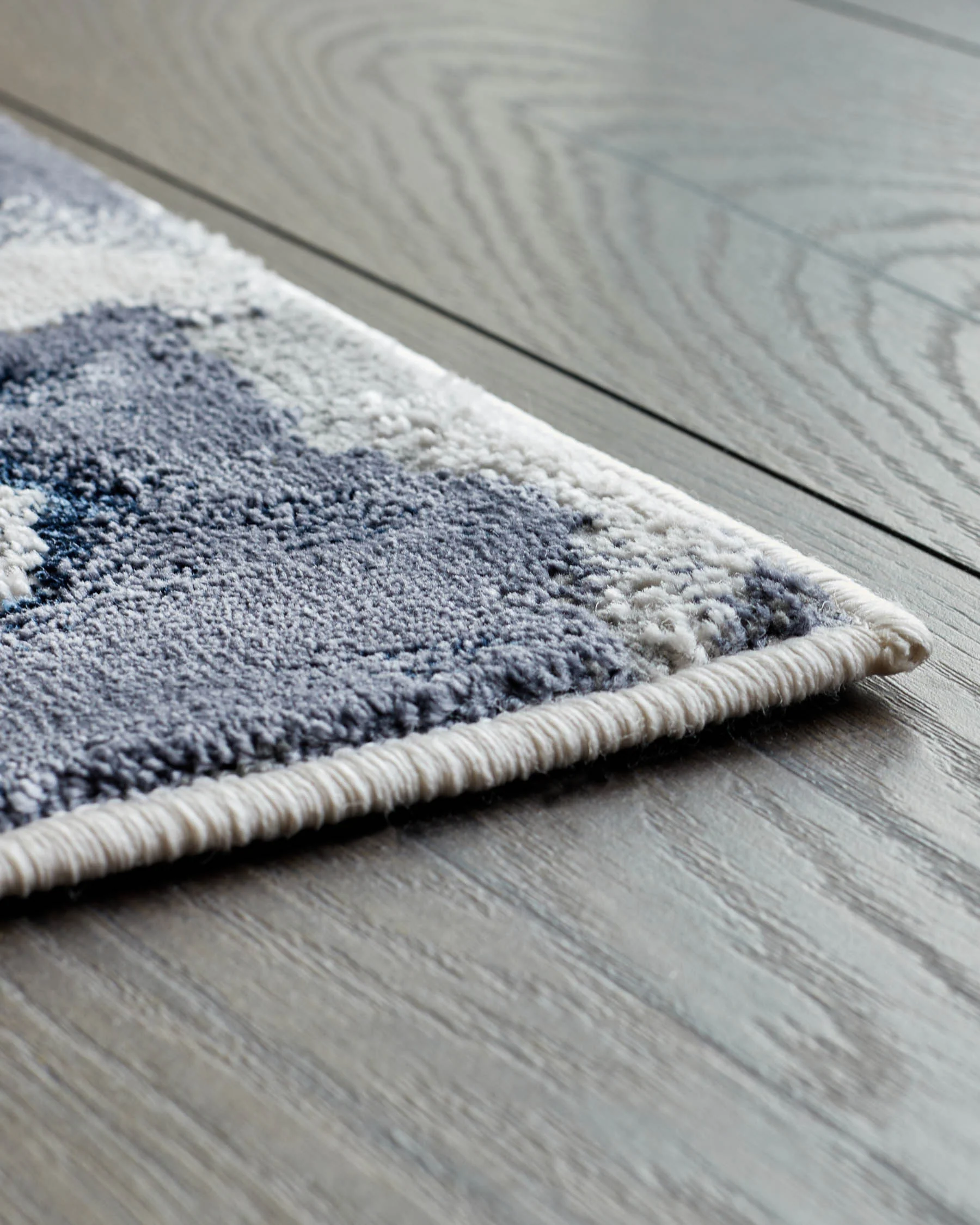 Perla dark navy textured small rug - Image 5
