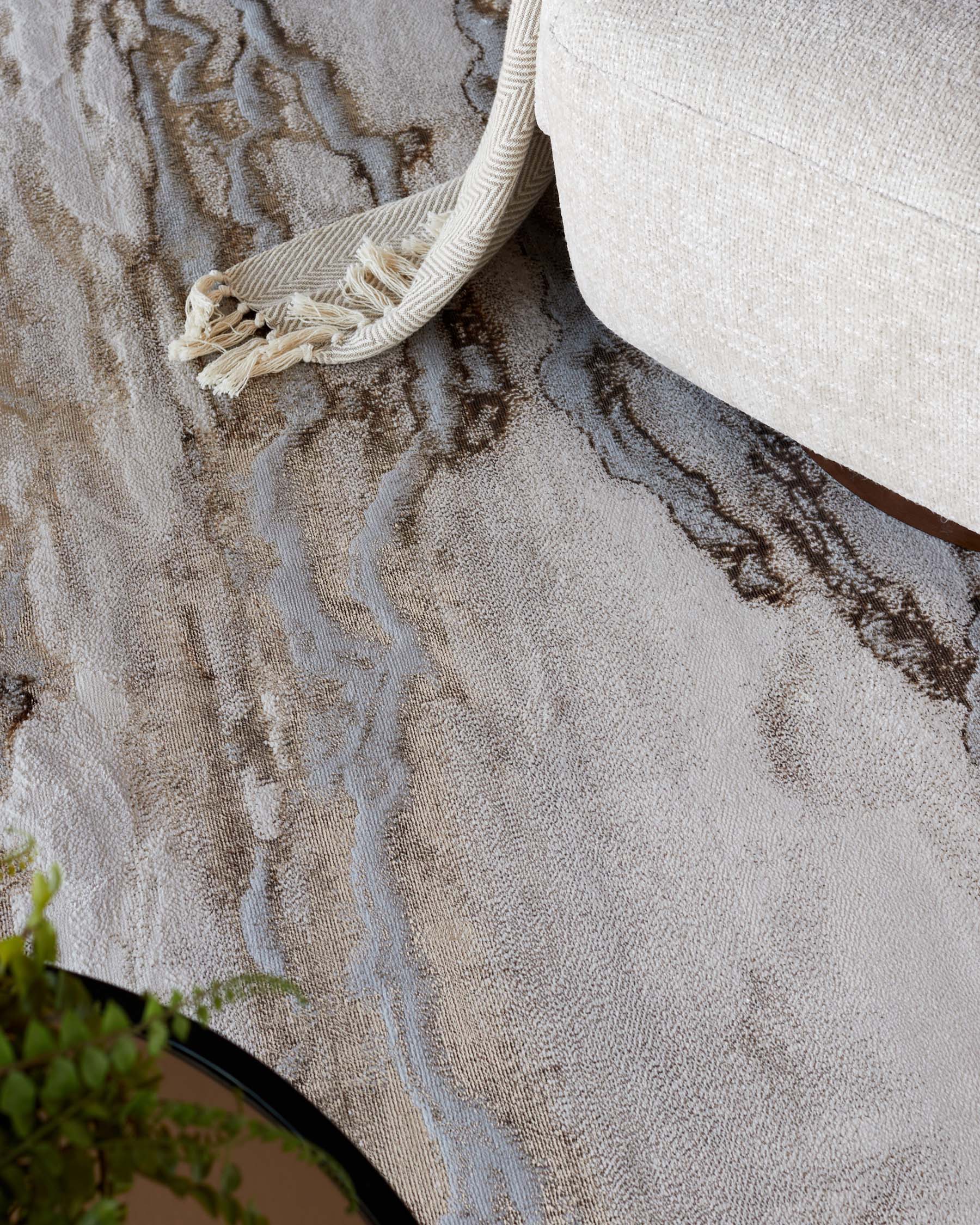 Perla gold textured large rug - Image 3