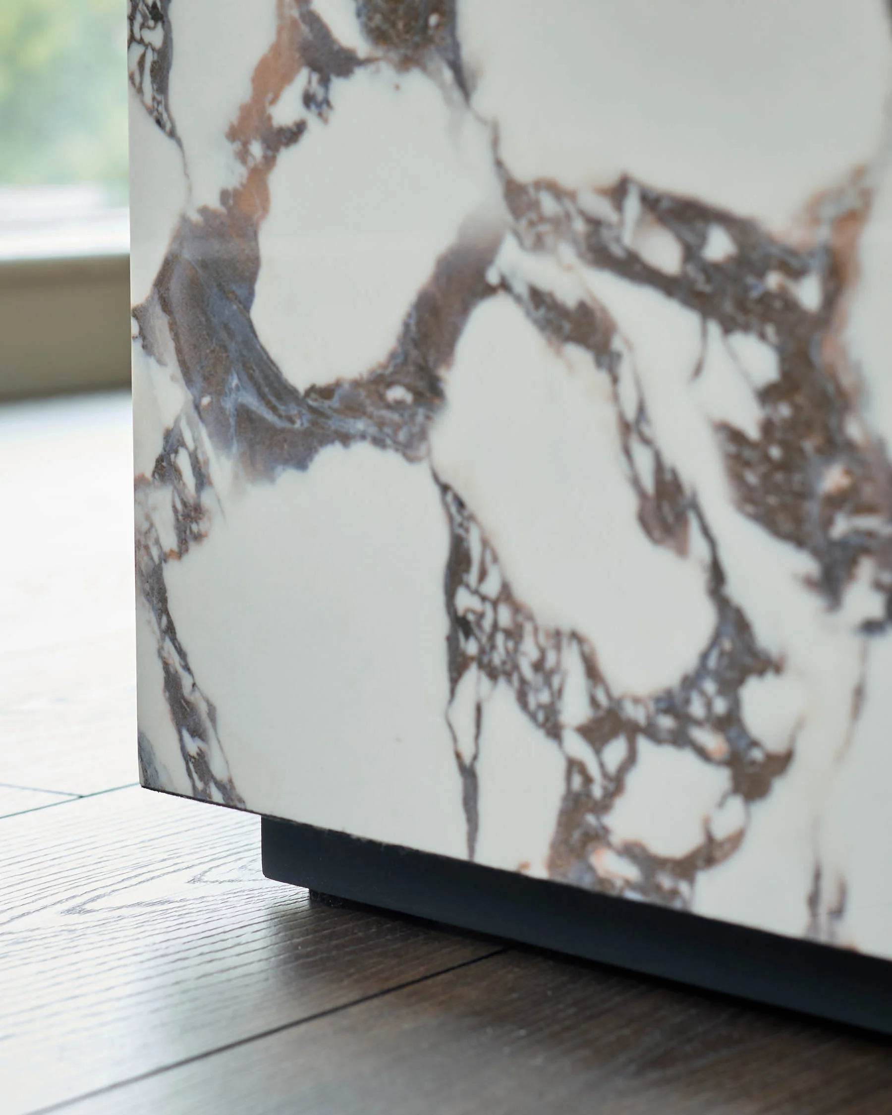 Russo white calacatta ceramic side table - Image 4