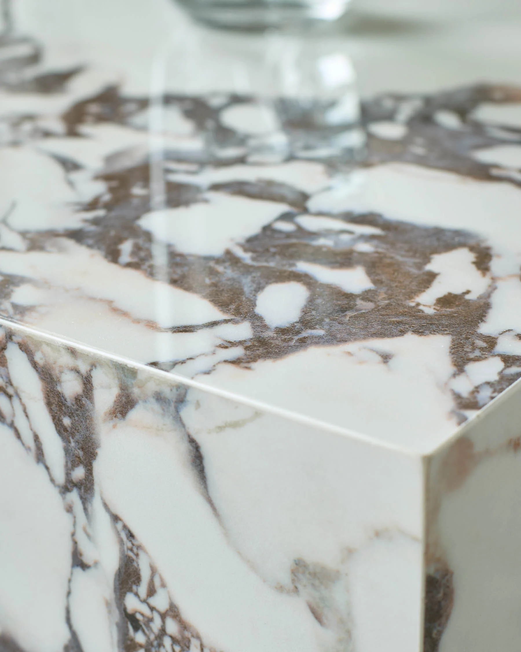 Russo white calacatta ceramic side table - Image 6