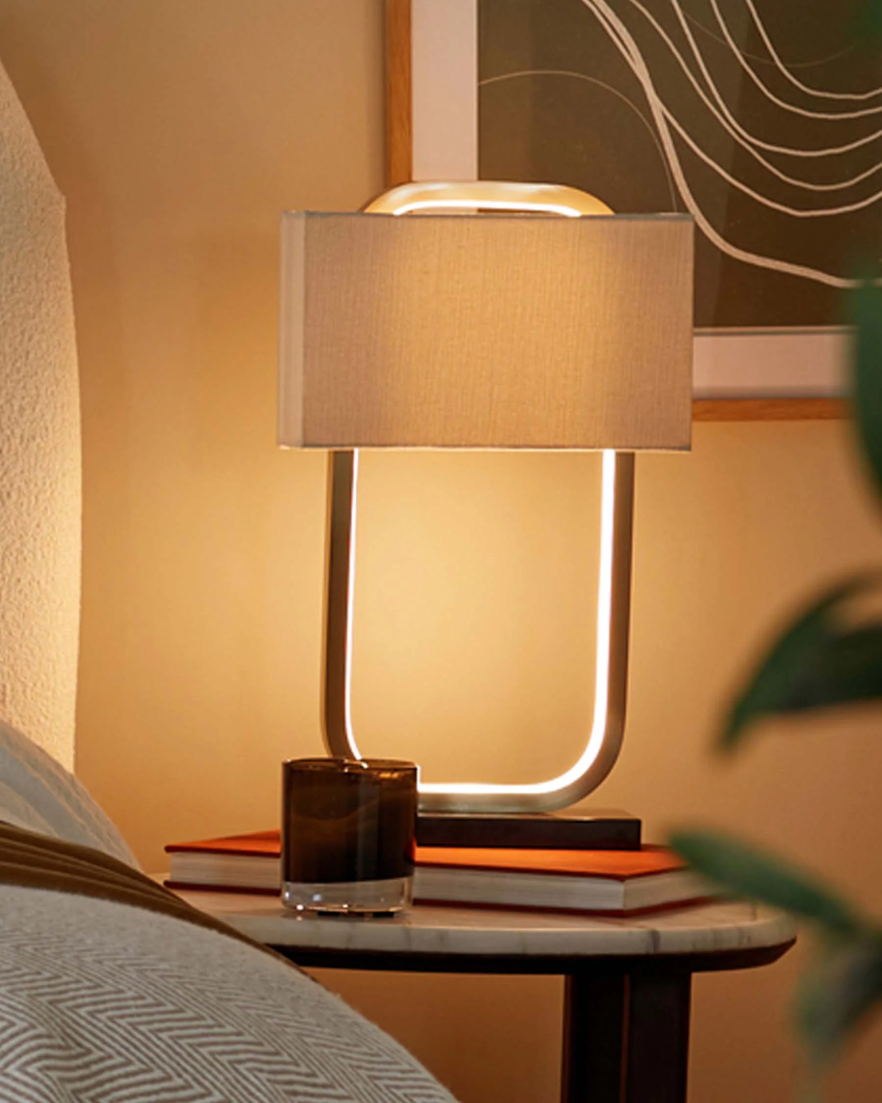 Sanza natural linen and brushed bronze table lamp - Image 6