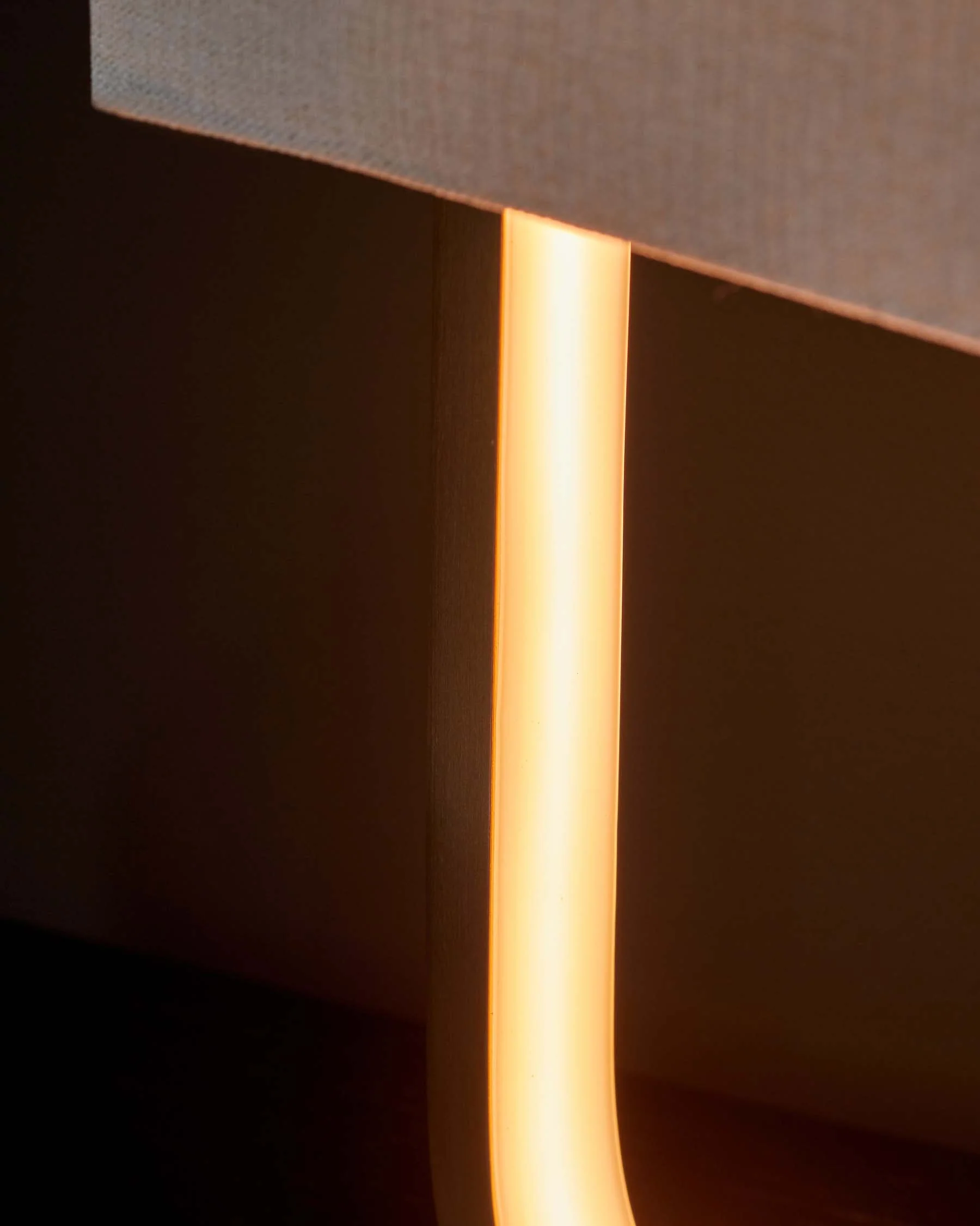 Sanza natural linen and brushed bronze table lamp - Image 8