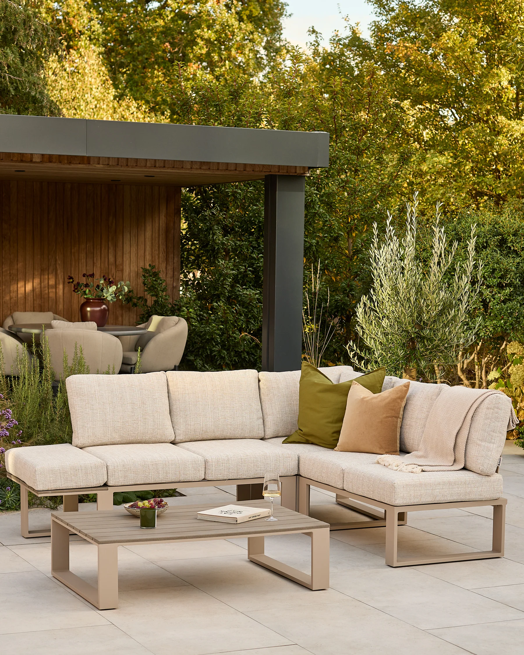 Savannah natural garden coffee table with natural cushion - Image 3
