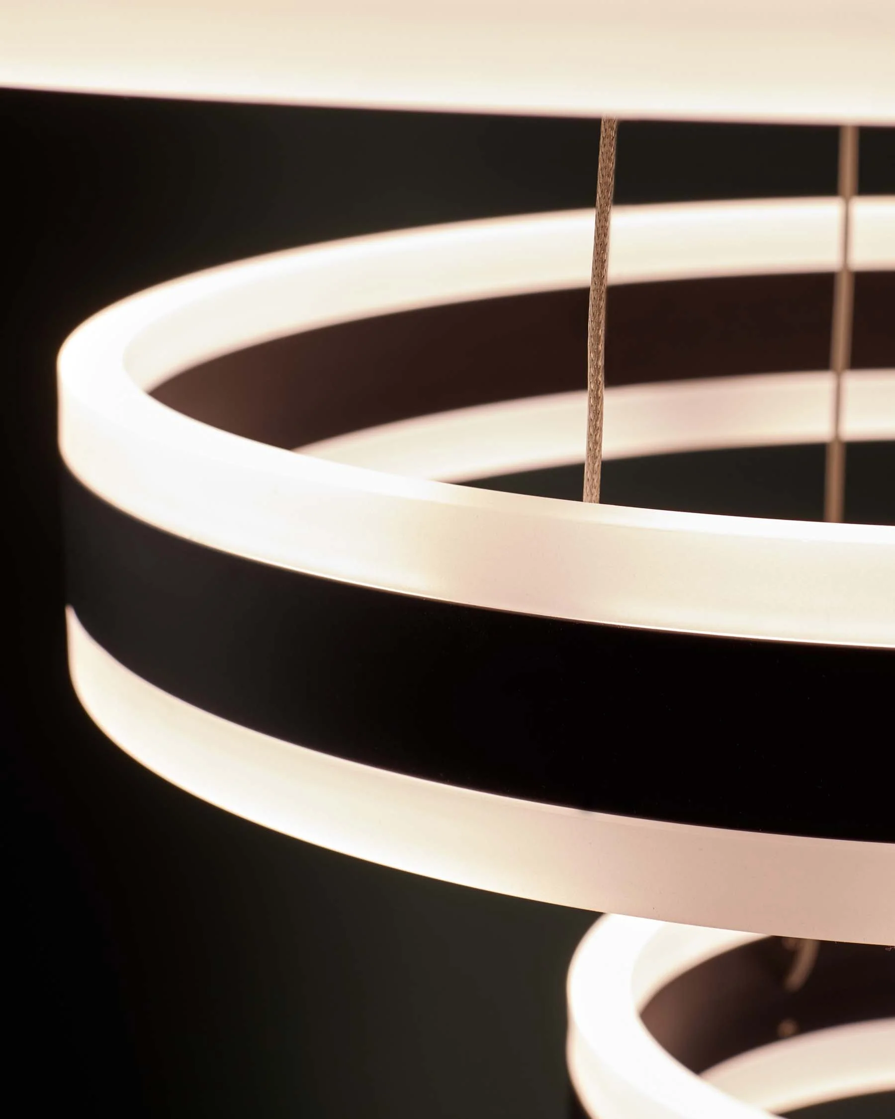 Solana black metal adjustable pendant light - Image 10