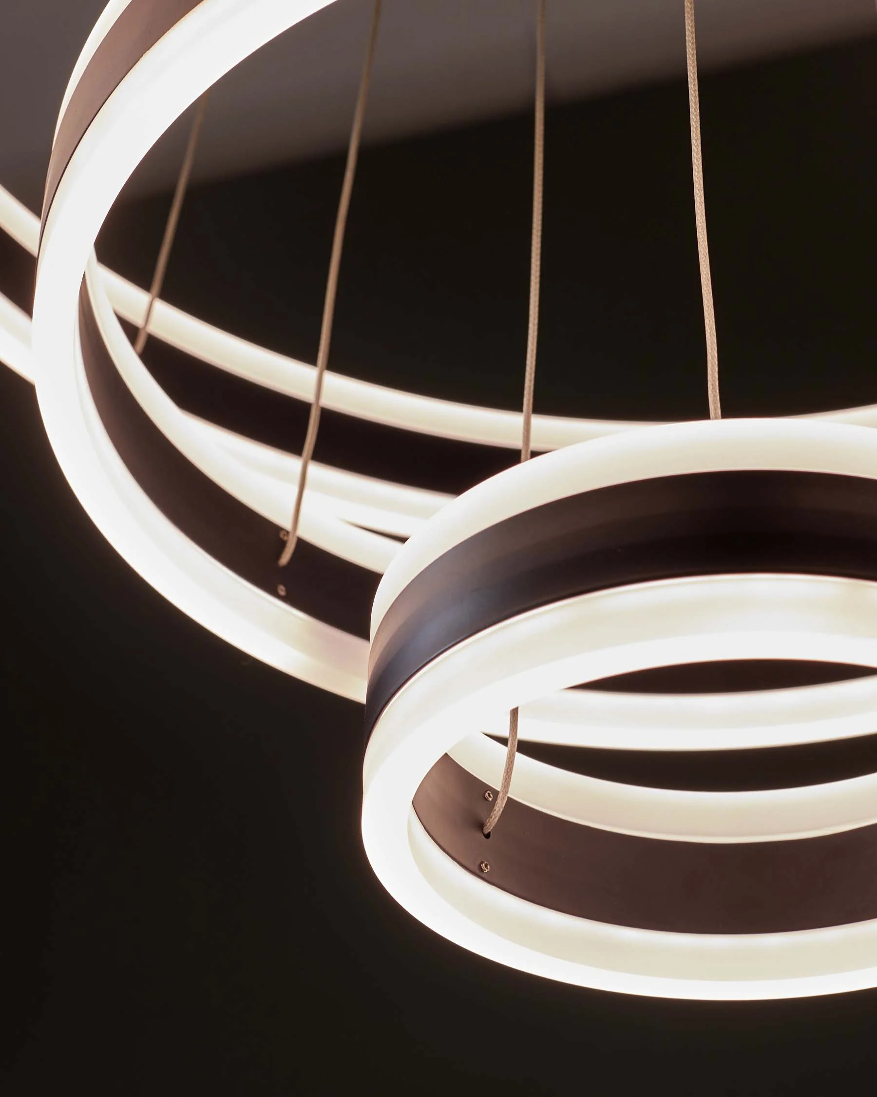 Solana black metal adjustable pendant light - Image 5