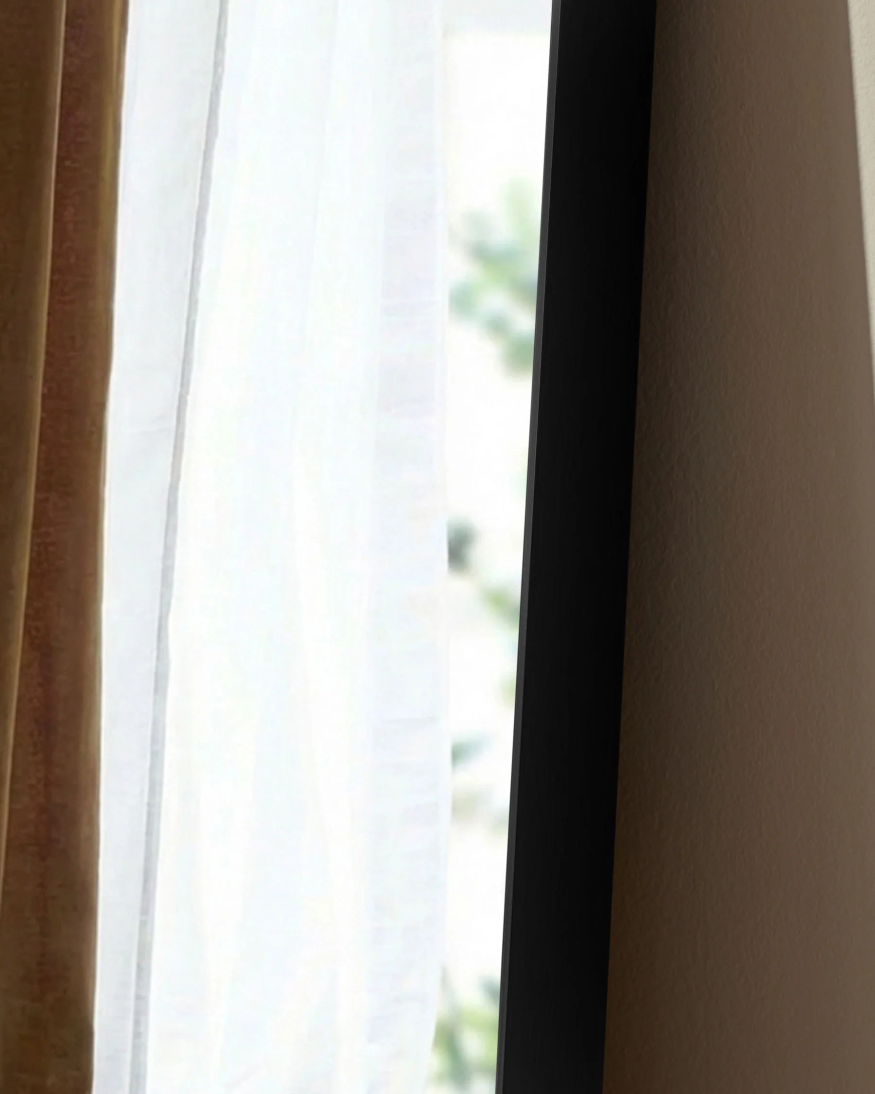 Yannis black rectangular full length leaner mirror - Image 4
