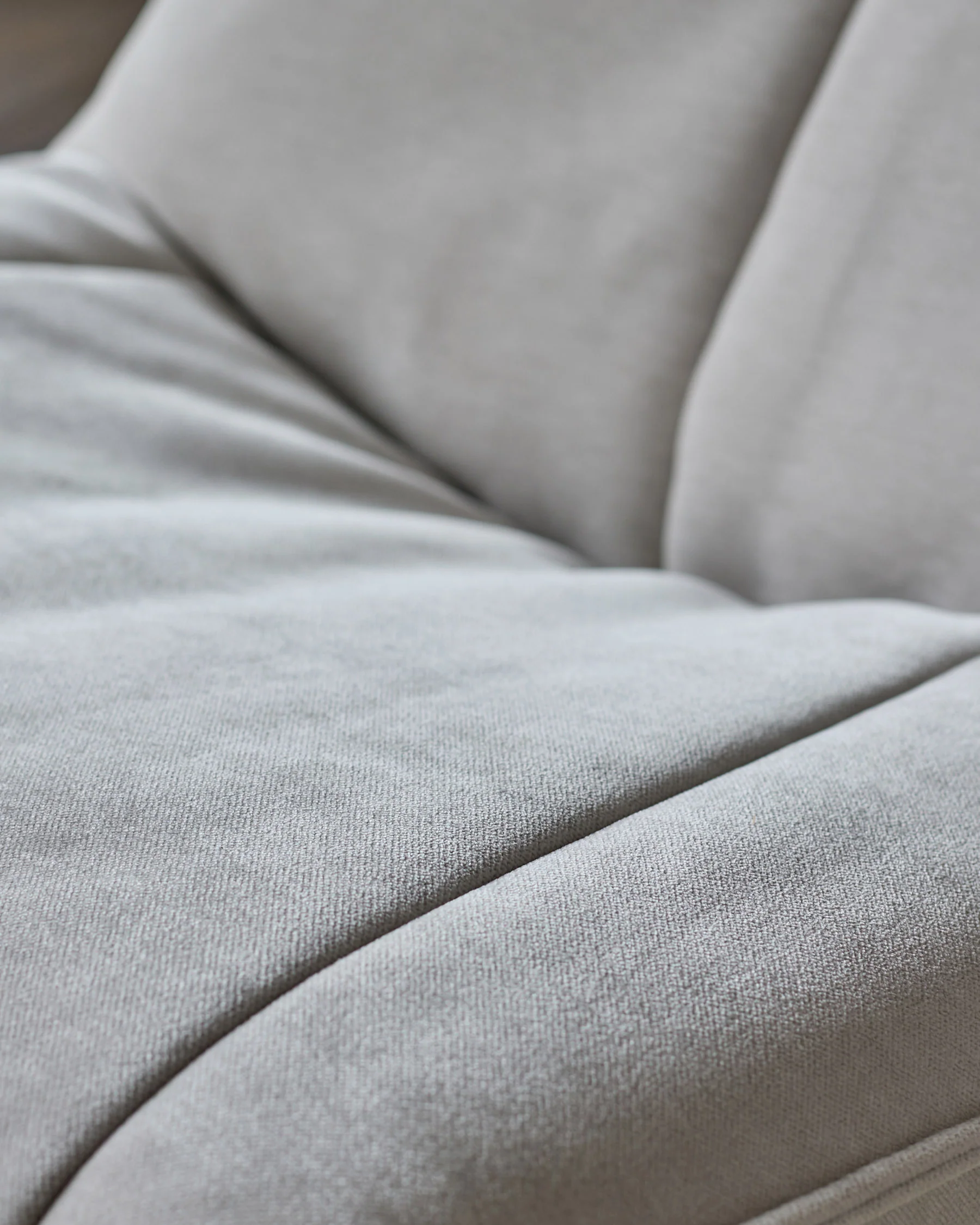 Zia natural grey fabric swivel occasional chair - Image 3
