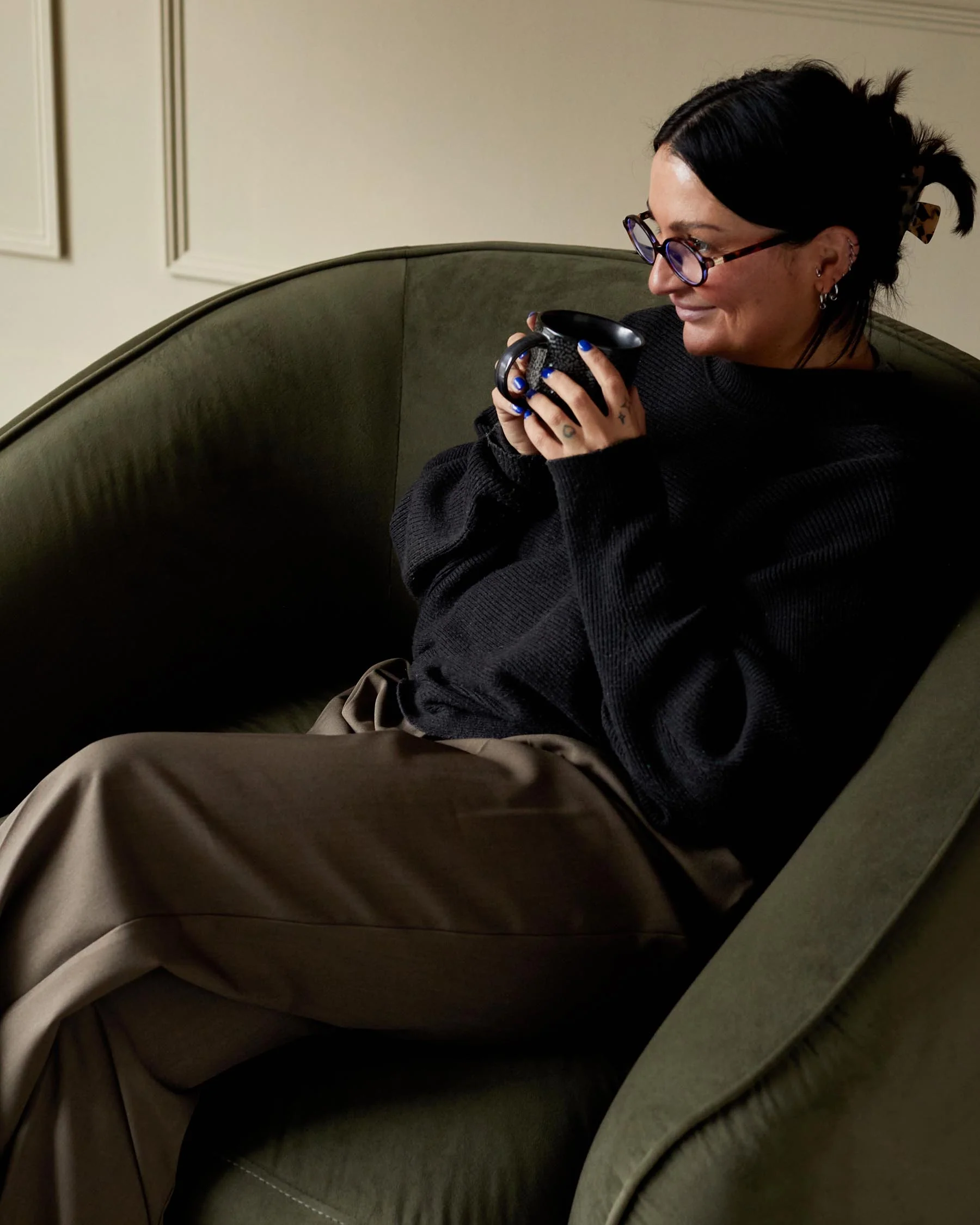 Zoey olive green velvet armchair - Image 2